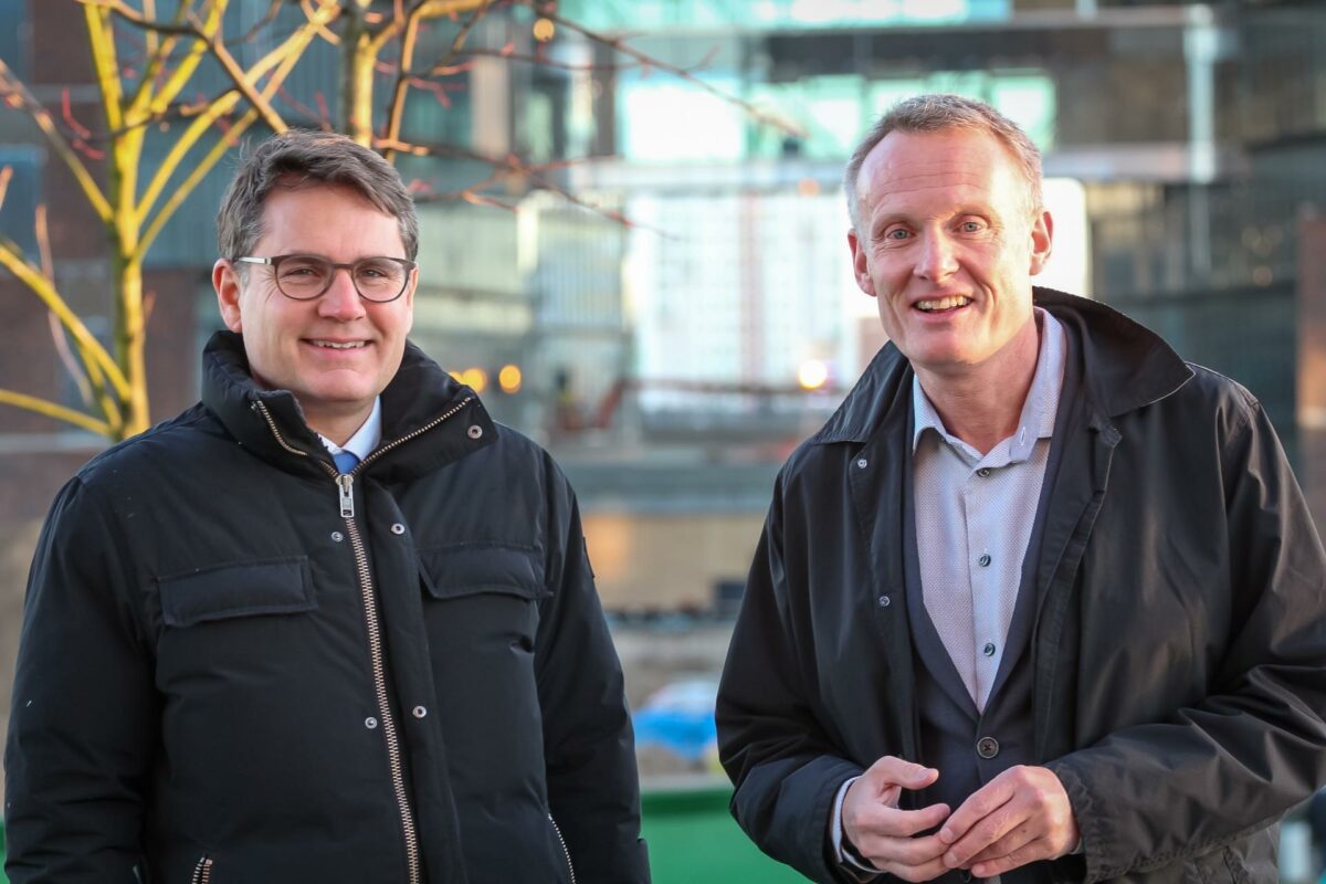 Erhvervsminister Brian Mikkelsen har netop besøgt teknikentrepenøren Caverion i det nye administrative knudepunkt, der er ved at blive opført på Kalvebod Brygge. Det nye bygningskompleks opføres som OPP og skal huse Banedanmark, Trafikstyrelsen, Vejdirektoratet og Energistyrelsen. Pressefoto.