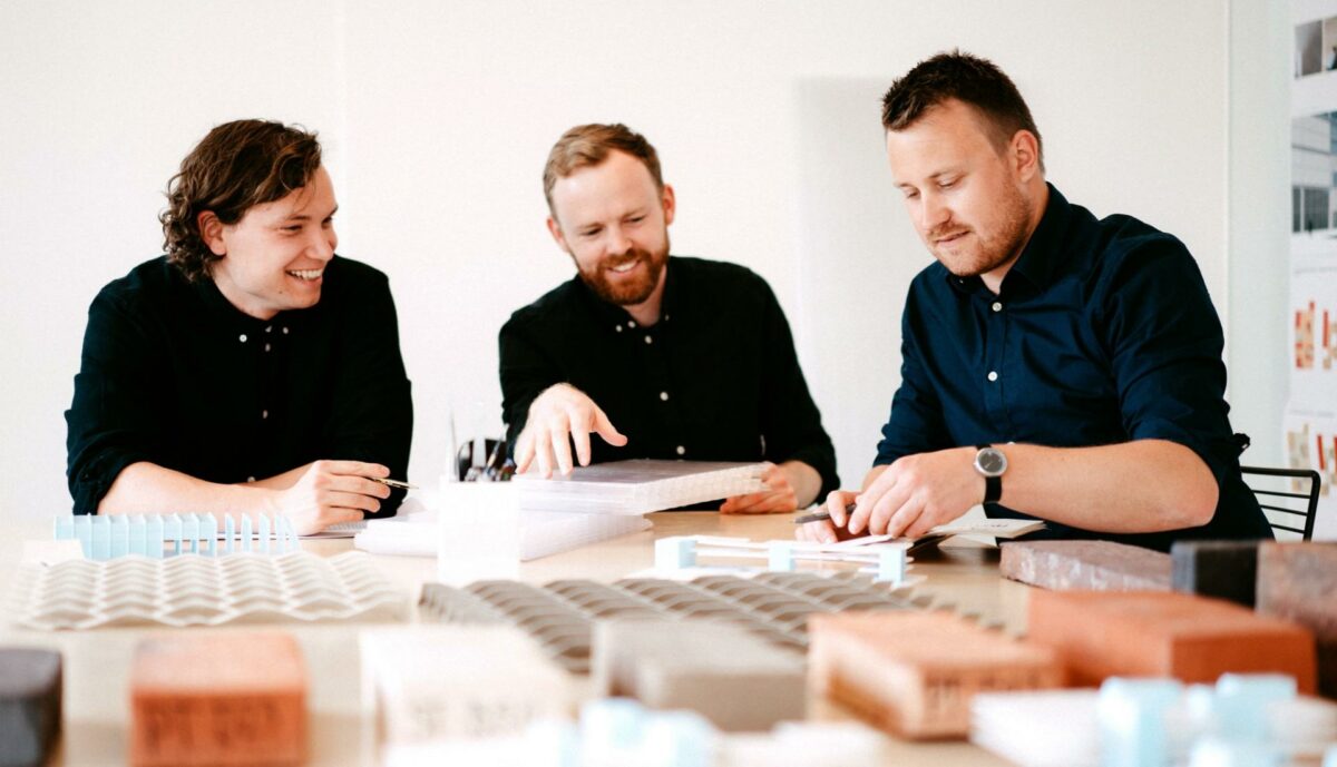 Jonas Snedevind Nielsen, Brian Vargo og Mathias Palle i gang med arbejdet. Foto: Oliver Mumm.