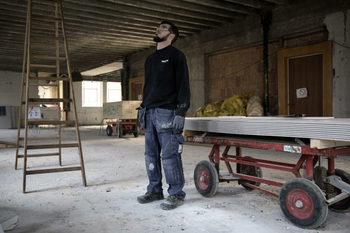 Muclim Arbievich Ramazanov har fået tilbuddet om at tage springet fra praktik til læreplads i byggekoncernen. Foto: Betina N. Garcia.