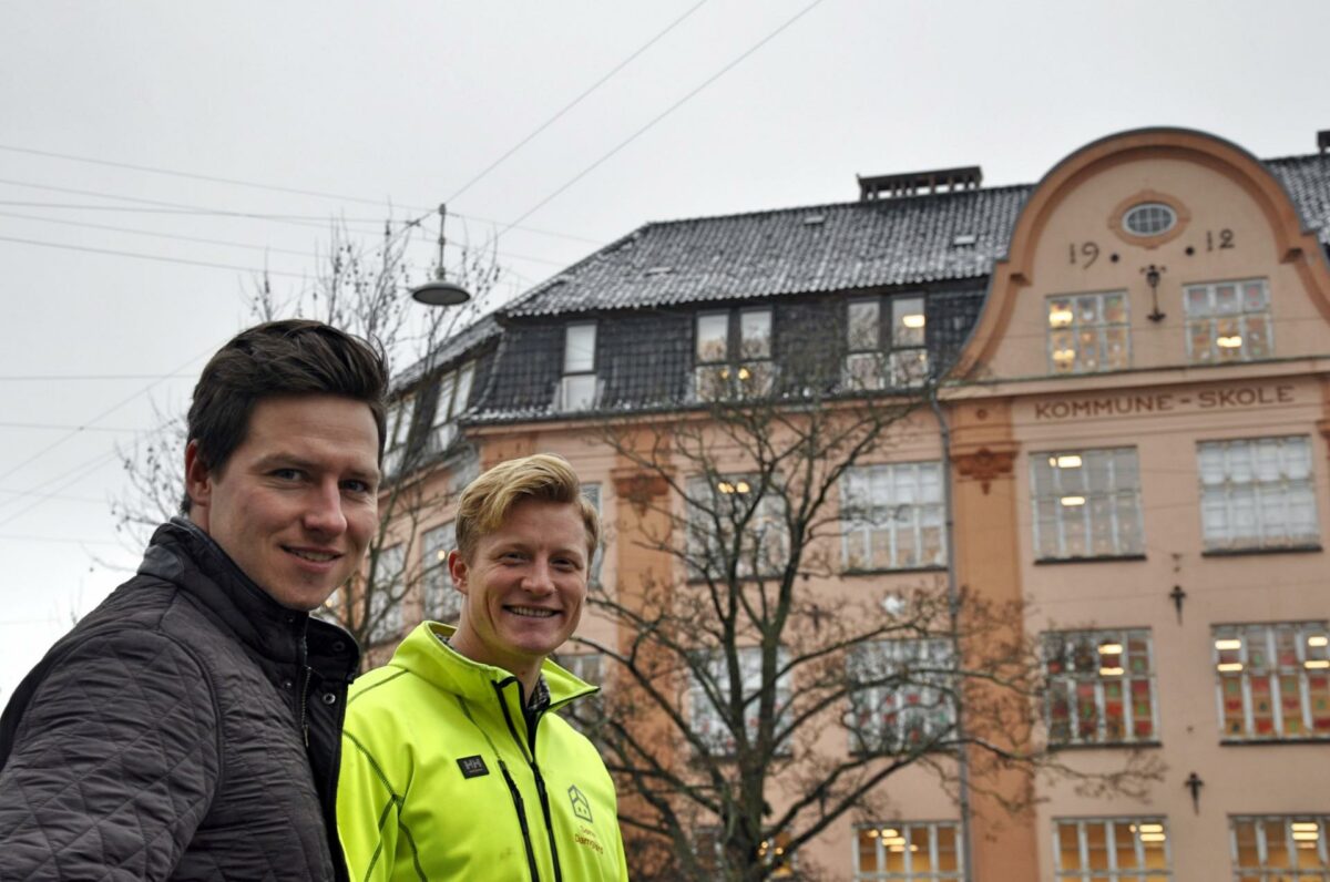 Simon Skjødt Jensen, projektleder i Byggeri København og Søren Damgaard, projektleder i Enemærke & Petersen foran Bispebjerg Skole. Foto: Louise Wium Gotthardt
