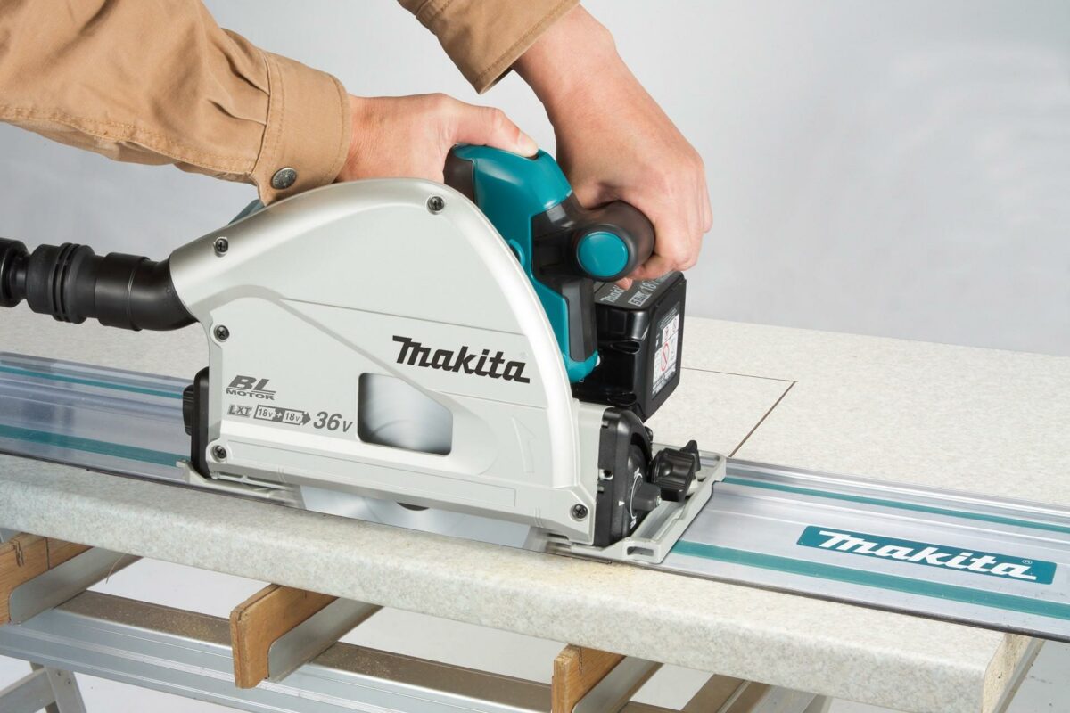 Makita DSP600Z monteret på føringsskinne er ideel til præcisionssavning. Pressefoto.