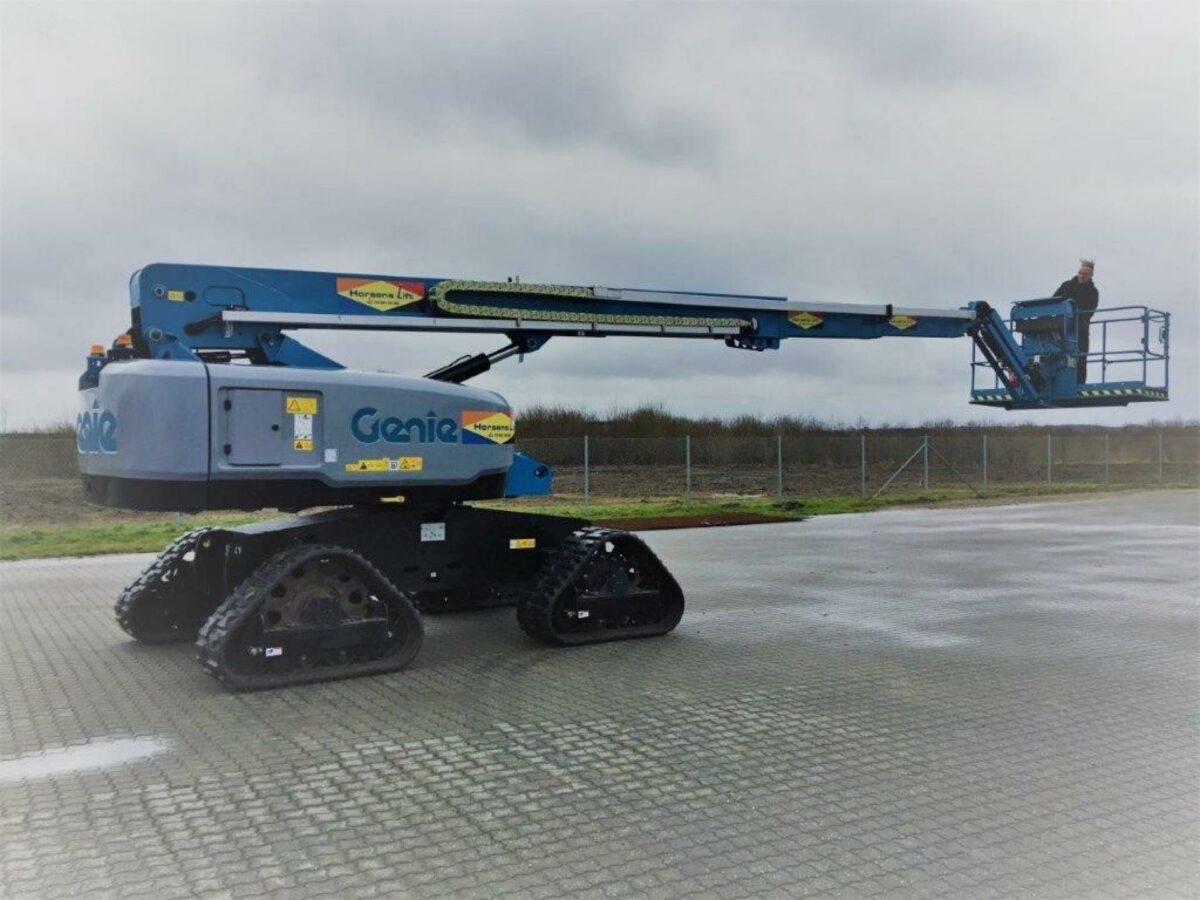 Horsens Lift er glade for deres ny Genie S-65 TraX-bomlift med fire larvebånd. Foto: PR.