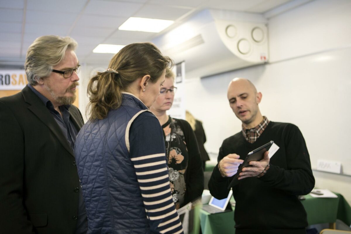 Henrik Roff Petersen fortæller om sit produkt. Foto: Dansk Byggeri.