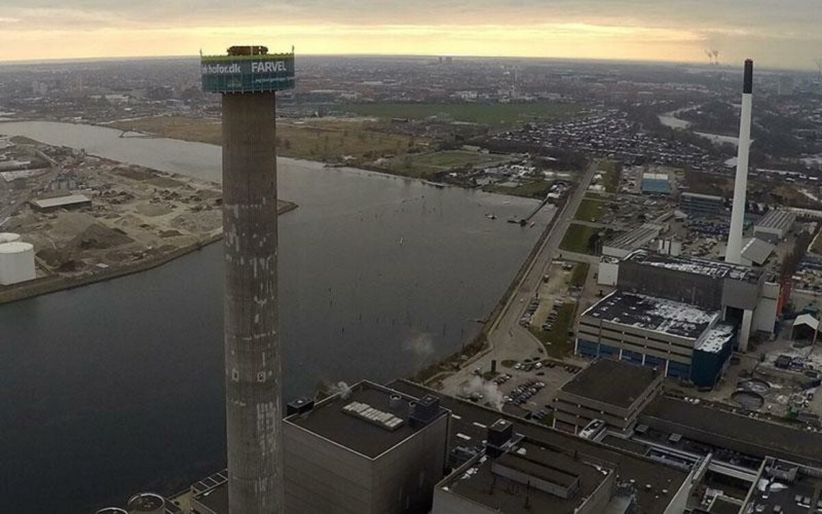 Skorstenen er renset for maling og klar til nedrivning. Foto: Københavns Kommune.