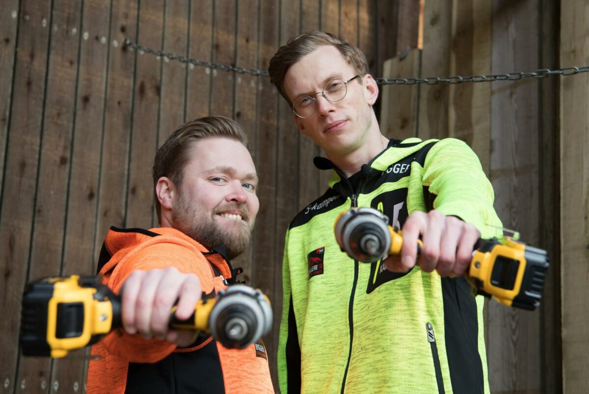 Hjalte og Tjelle har dystet om, hvem der kan holde en 18V akku-boremaskine på 1,8 kg længst tid i strakt arm. Pressefoto.