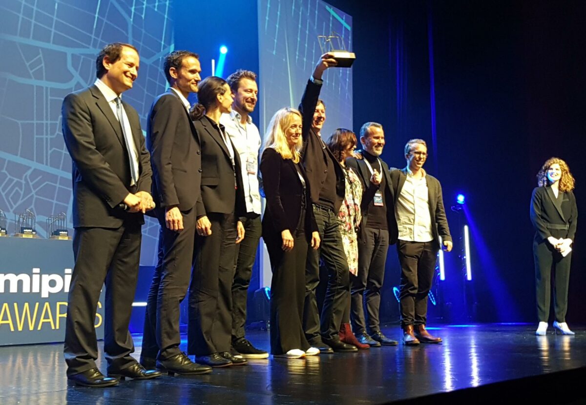 Julian Weyer fra C.F. Møller (i midten) løfter her trofæet sammen med resten af de tilstedeværende fra teamet tidligere torsdag aften i Palais des Festival i Cannes. Foto: Torben Jastram.