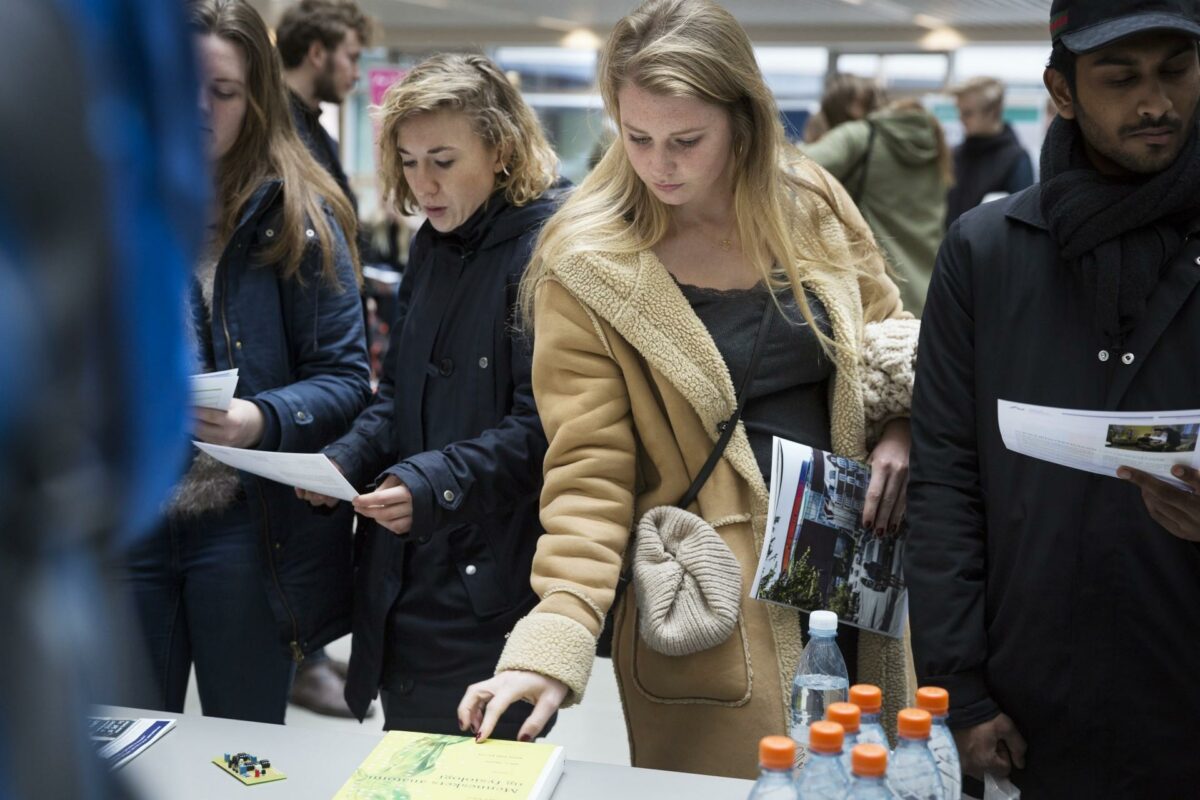 At ingeniørvidenskab er blevet populært kunne også ses til uddannelses-eventen U-days i starten af marts, hvor over 800 unge mennesker gæstede AU Engineering for at lære mere om ingeniøruddannelserne - en stigning på knap 70 pct. i forhold til 2017. Foto: AU Foto.