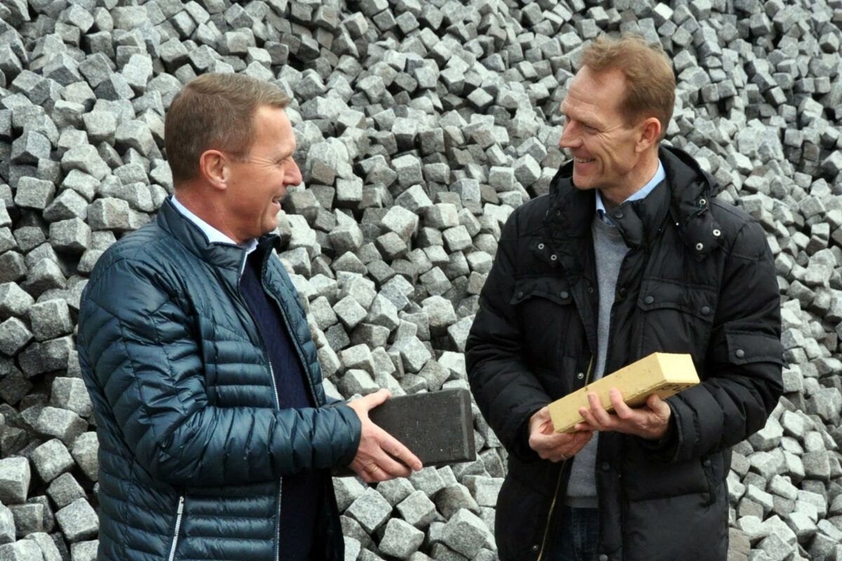 Torben Enøe Rasmussen (til højre), marketingdirektør og partner i Zurface A/S, og salgschef Jørgen Hansen fra Randers Tegl ser stor synergi i det nye samarbejde. Pressefoto.