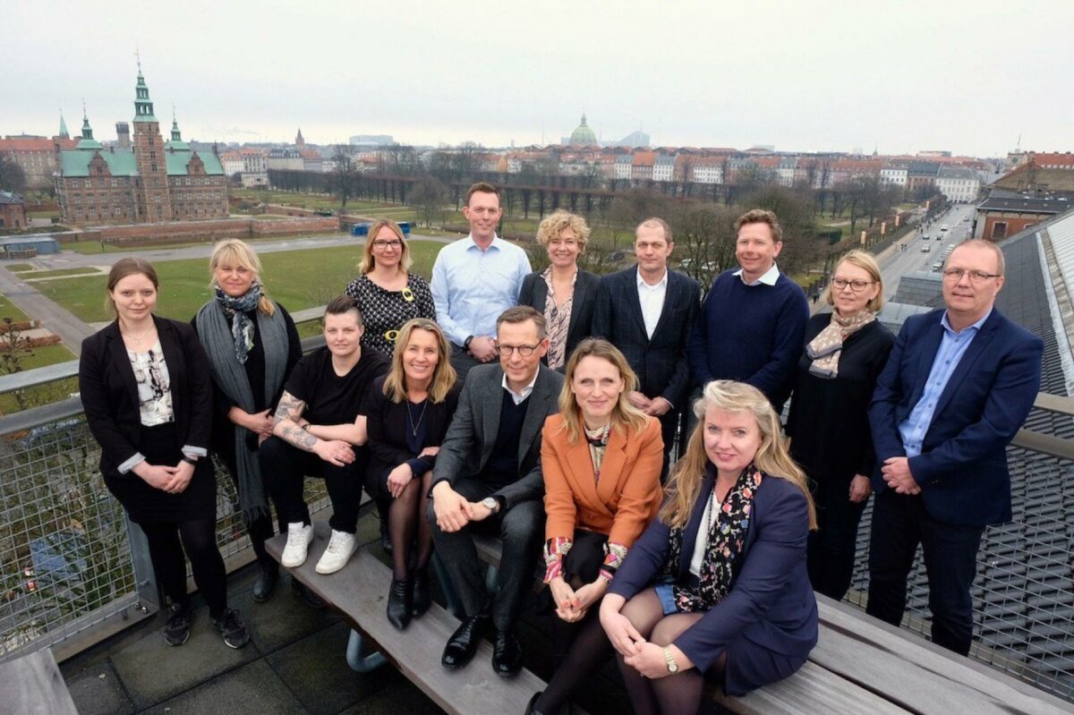 Deltagerne ved første møde i Byggeriets Kvinderåd stiller op til fotografering med Rosenborg Slot og Kongens Have i baggrunden. Foto fra Twitter.