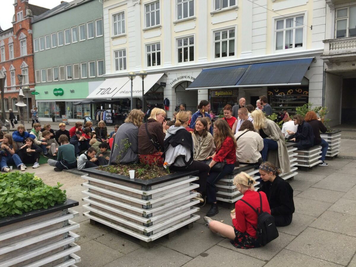 Unge mennesker på Torvet i Odder By. Foto: Odder Kommune.