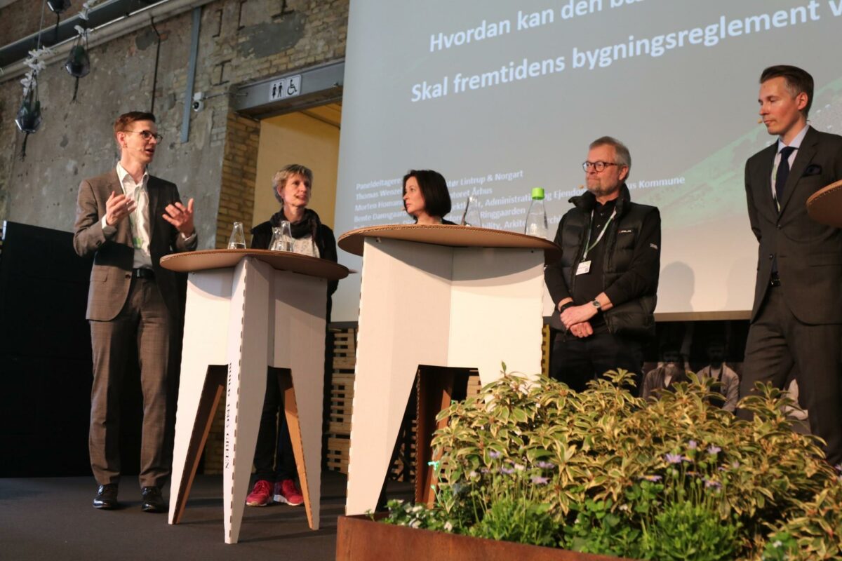 Paneldebat ved Building Green i Aarhus. Fra venstre: Morten Homann, Bente Damsgaard Sejersen, Rikke Bjerregaard Orry, Palle Jørgensen, Thomas Wenzell Olesen. Foto: Thomas Bech Hansen.