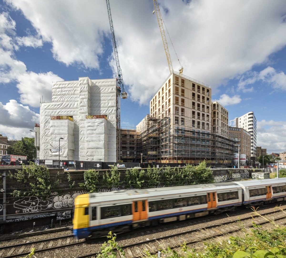 Dalston Lane-byggeri i London. Her blev træmoduler valgt på grund af kort leveringstid og lav vægt. Derfor kan der bygges højere ovenpå undergrundsbanen. Pressefoto: Daniel Shearing.