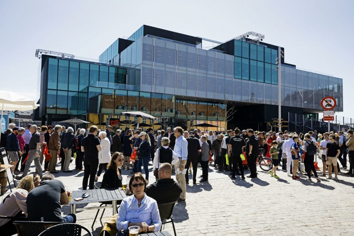 Tusinder af mennesker på de nye pladser omkring BLOX. Foto: Foto: Søren Svendsen.