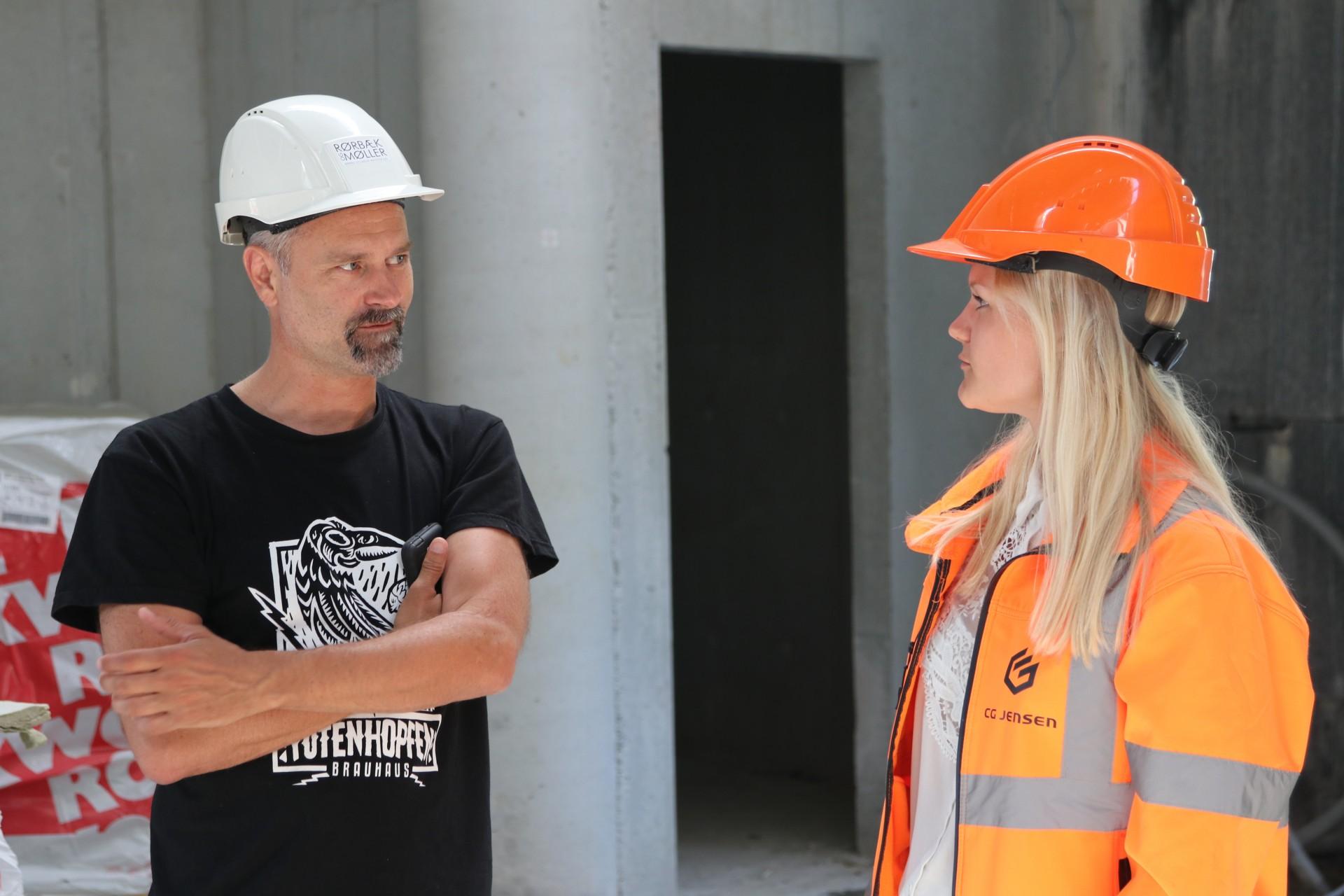 Arkitekt Thomas Iversen og byggeleder Anna Lind Esmarch leder byggeriet af Trekroner Kirke. Foto: Torben Jastram.