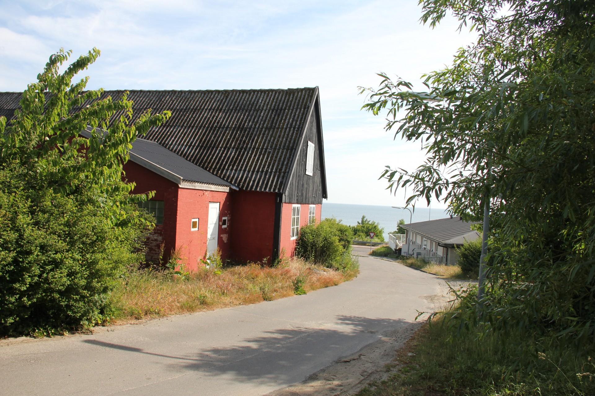 Huset er i sin nuværende stand ikke meget værd, men beliggenheden mindre end 100 meter fra Østersøen - og med god udsigt - fejler bestemt ikke noget. Foto: Torben Jastram.