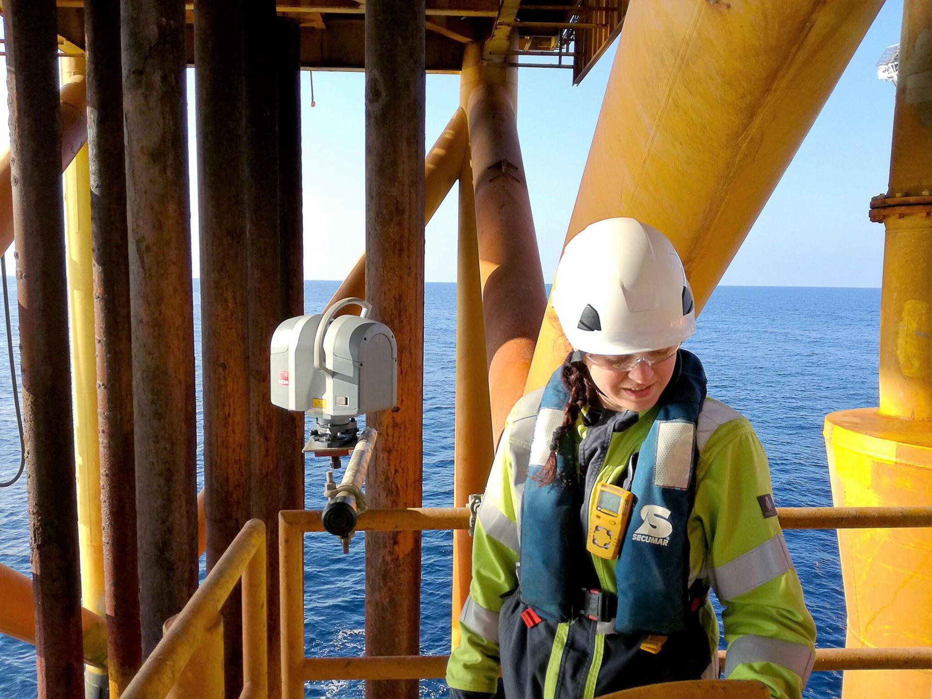 Nina Stahl Madsen holder af hendes arbejdsrytme, hvor hun kan arbejde igennem, når hun er på boreplatformen, og nyde den frihed, hun får efterfølgende. Foto: PR.