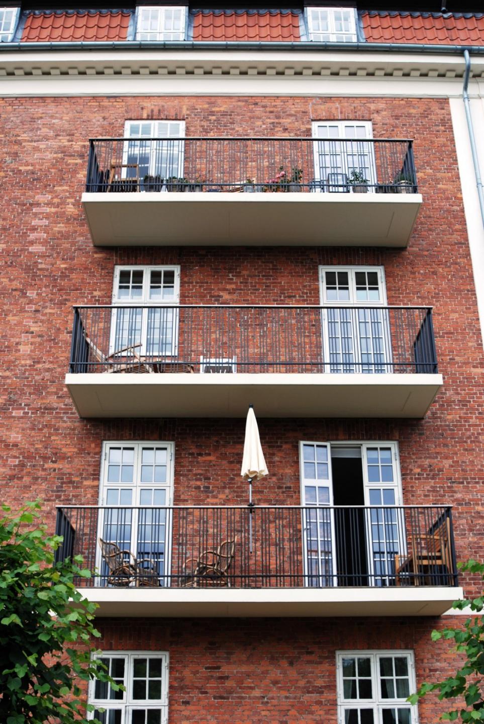 Designet er i stål og beton, men refererer til bygningens arkitektur. Foto: Altan.dk.