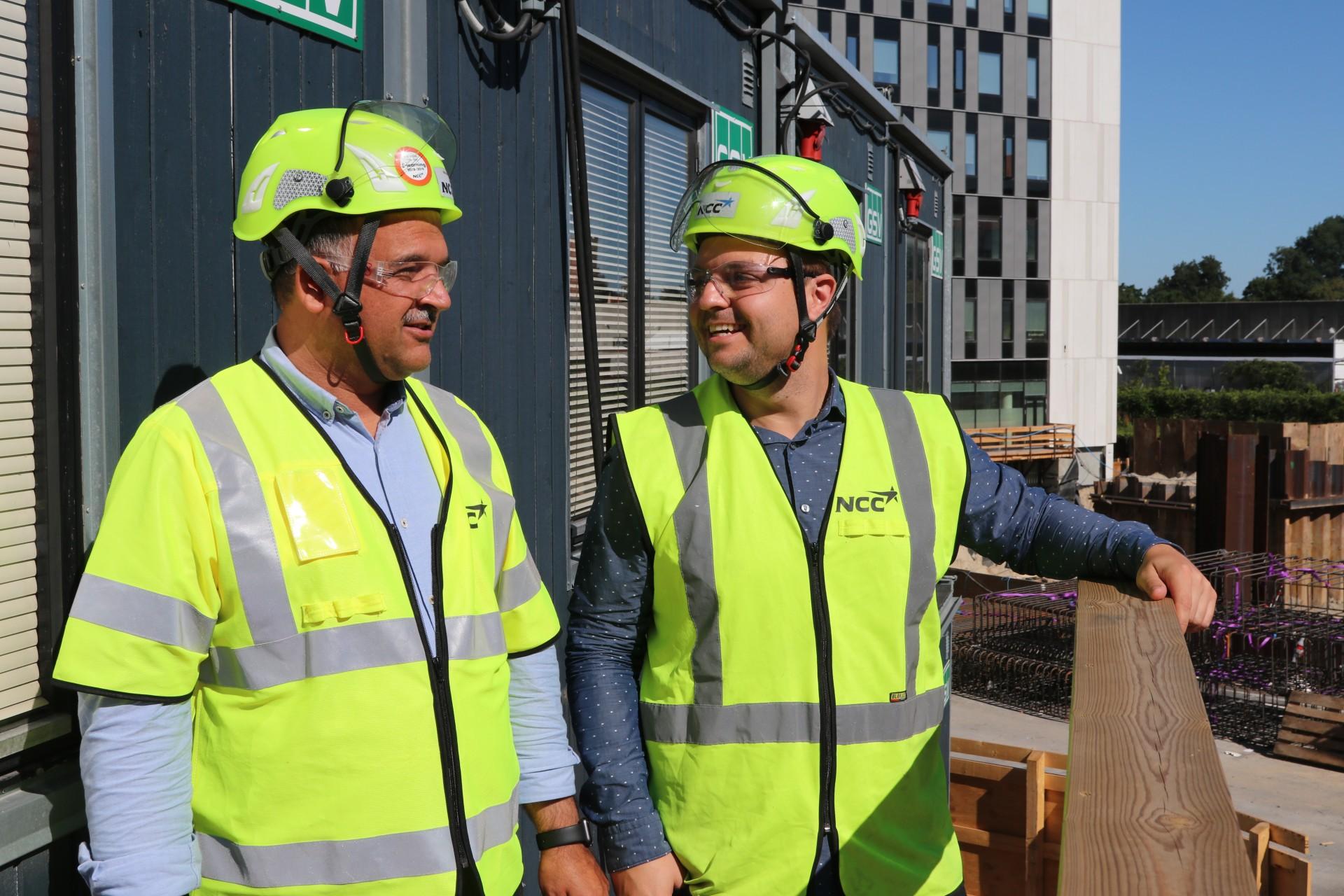 Senior projektchef Shoukat Naeimi (t.v.) og projektchef Frederik Lie Rosenfeldt Christiansen fra NCC Building leder byggeriet af det nye Company House ved Flintholm. Foto: Torben Jastram.