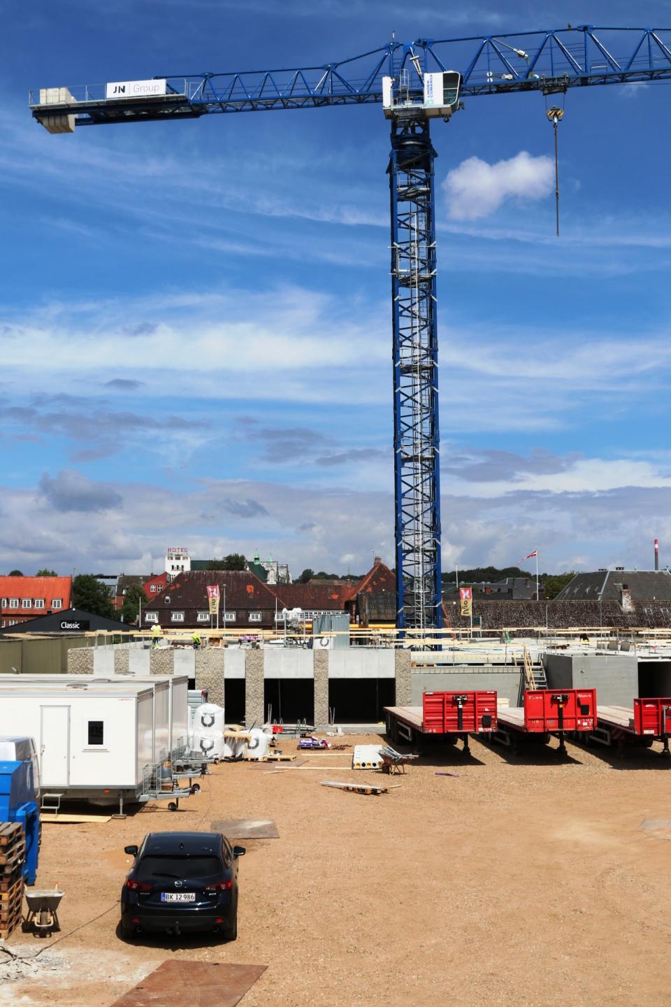 Mest markant er det, at man bygger i højden uden stillads på grund af forproducerede elementer frisk fra fabrik. Foto: Thøger Raun.