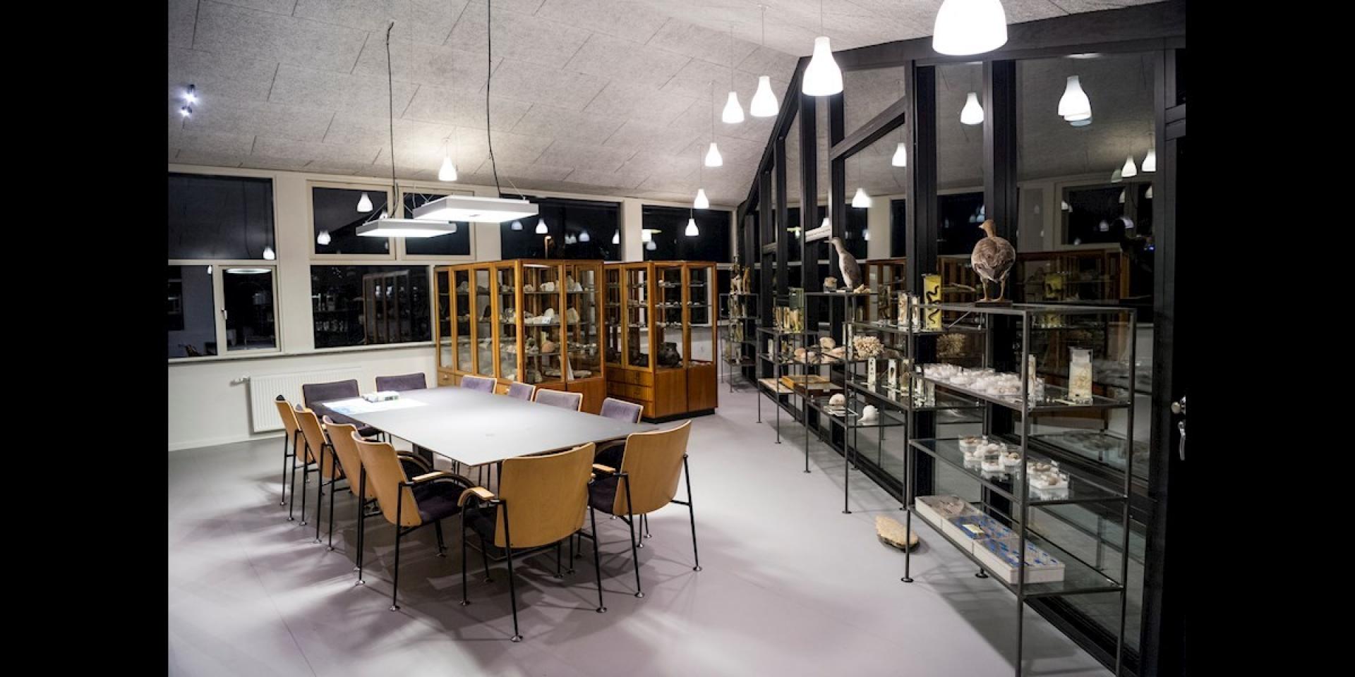 Huset har et spændende interiør med plads til Lihmesamlingen, der består af udstillingsgenstande fra Lihme Sogn inklusive Danmarks ældste pensel fra mellem 1507 eller 1512. Foto: LOA