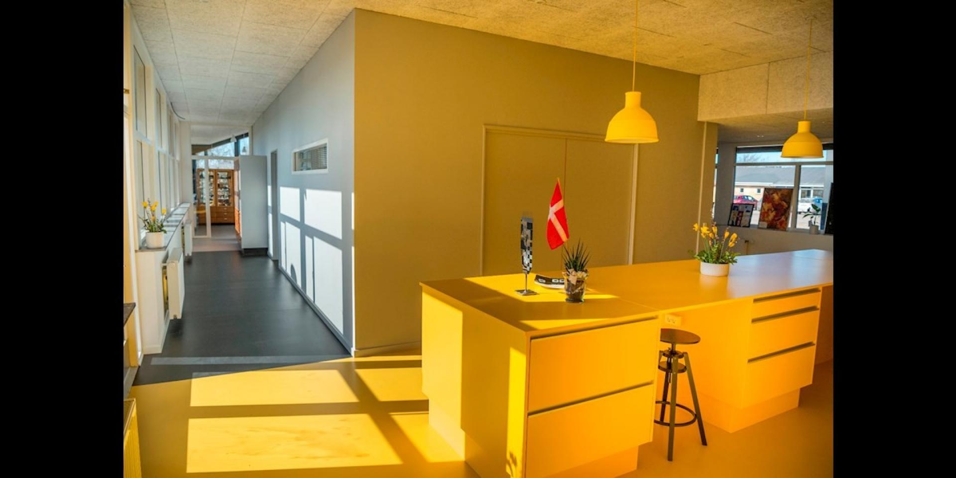 To af fløjene er beskåret, så det samlede bygningsareal gik fra 750 m² til 508 m². I dagligdagen skal medborgerhuset i Lihme, stå åbent som et møde- og værested. Foto: LOA