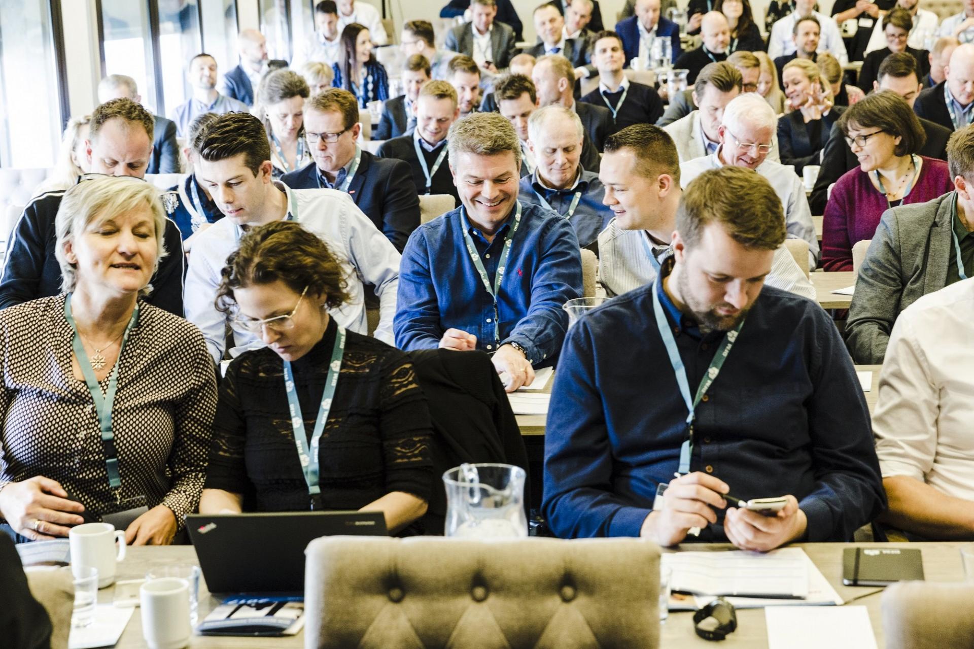 Til DFM Netværks Årskonference 2017 skulle deltagerne via deres telefon eller tablet stemme om, hvem der skulle vinde FM Prisen det år. Foto: Presse.