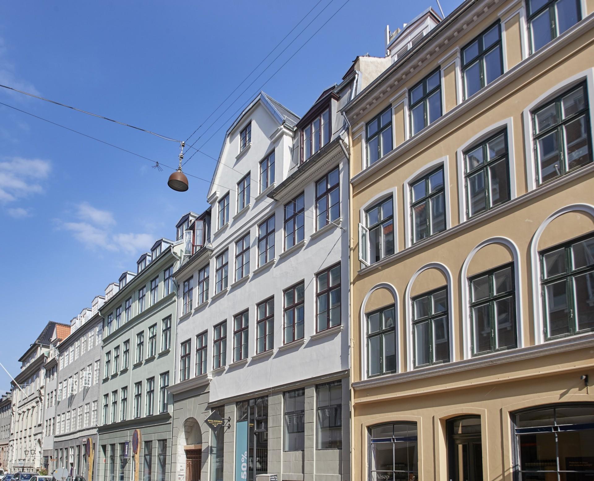 Fem bygninger i Store Strandstræde i København er renoveret, så det oprindelige udtryk er bevaret. Pressefoto.