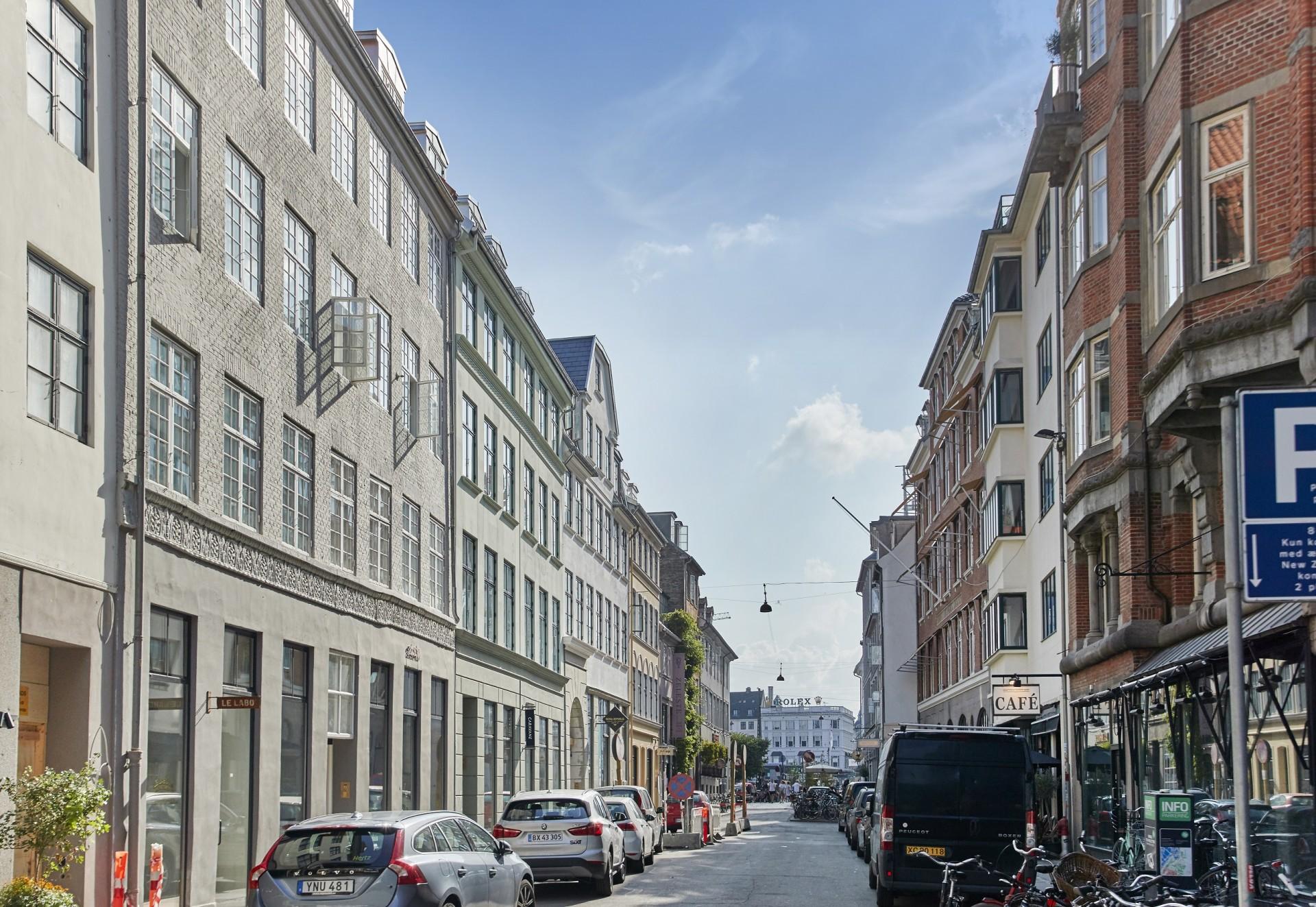 Fem bygninger i Store Strandstræde i København er renoveret, så det oprindelige udtryk er bevaret. Pressefoto.