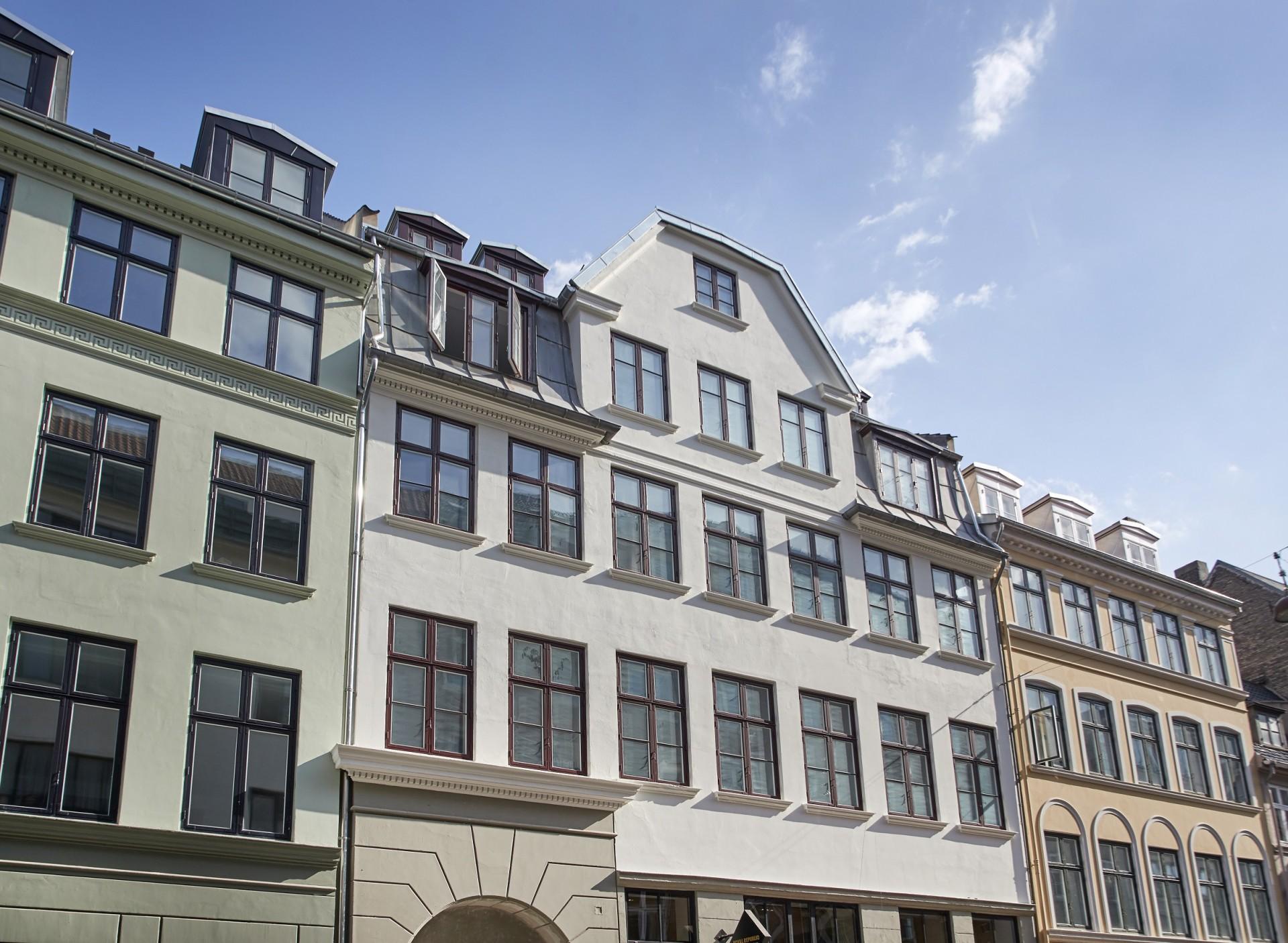 Fem bygninger i Store Strandstræde i København er renoveret, så det oprindelige udtryk er bevaret. Pressefoto.