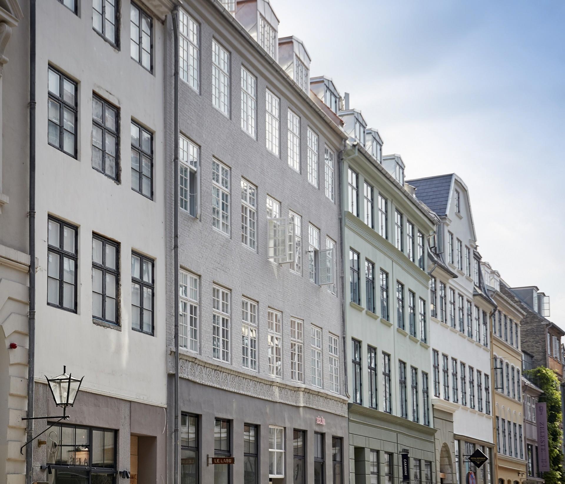 Fem bygninger i Store Strandstræde i København er renoveret, så det oprindelige udtryk er bevaret. Pressefoto.