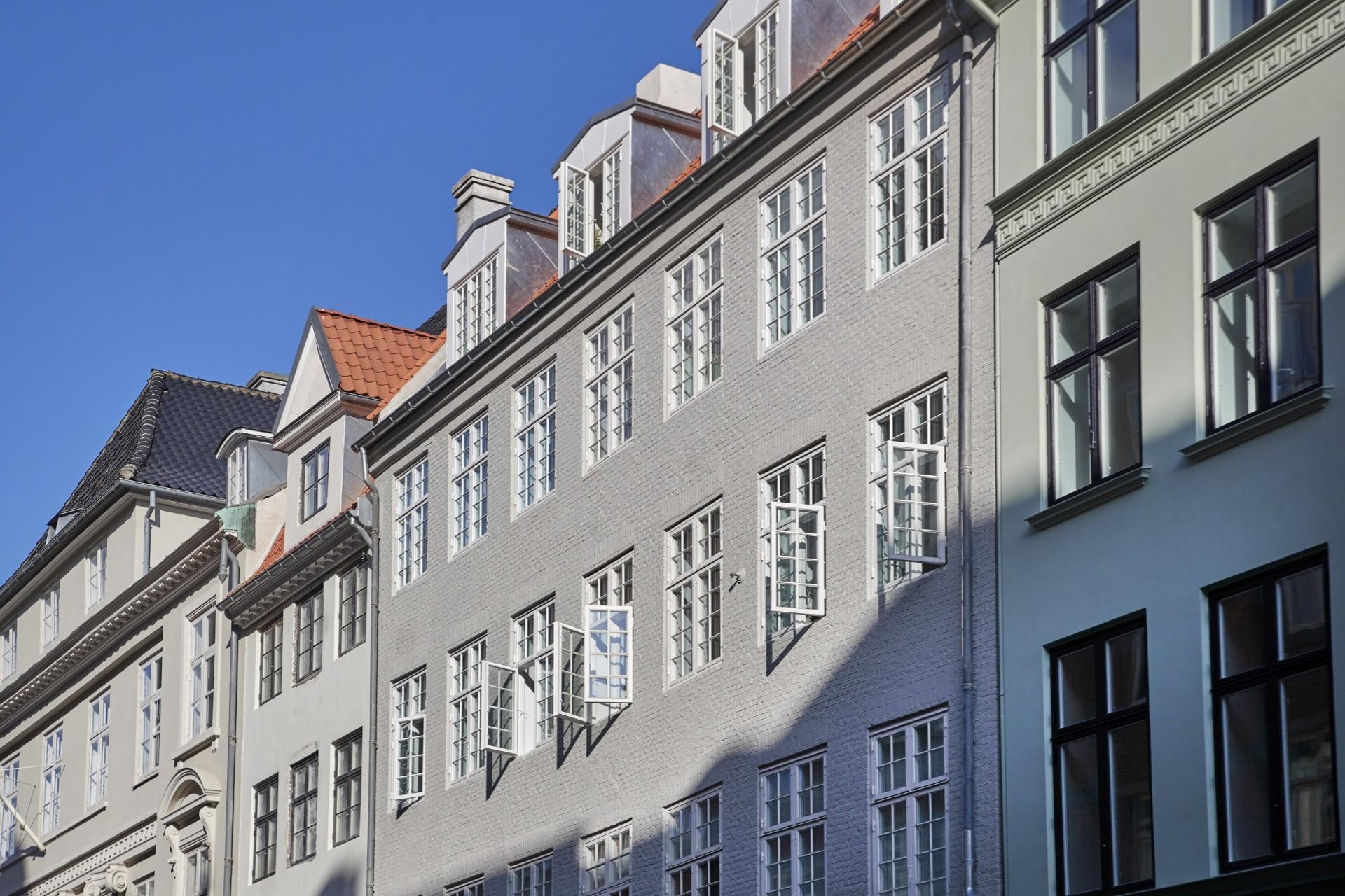 Fem bygninger i Store Strandstræde i København er renoveret, så det oprindelige udtryk er bevaret. Pressefoto.