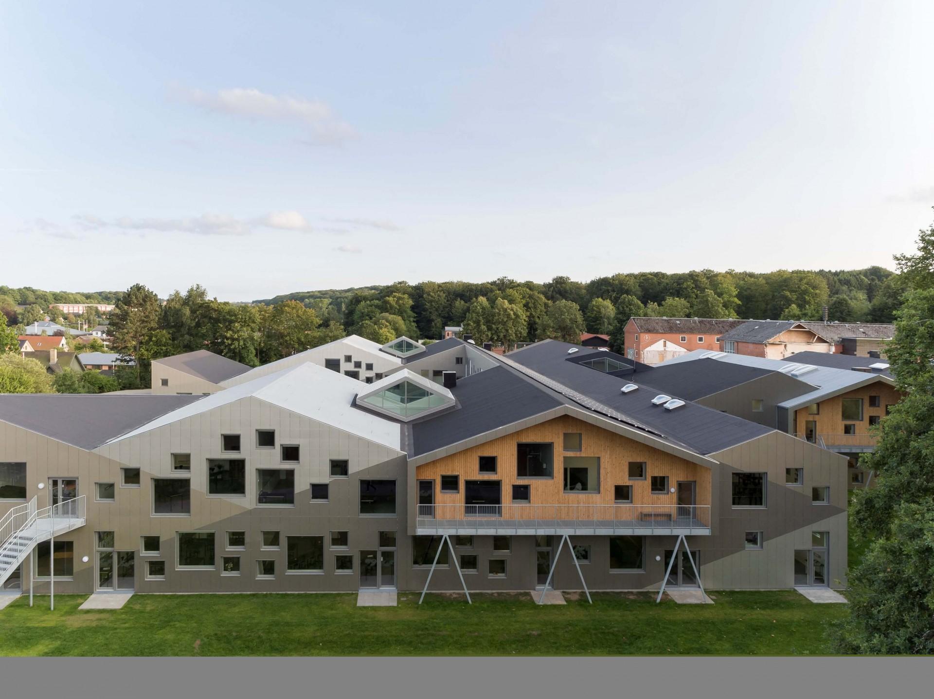 Skovbakkeskolen i Odder har haft et særligt fokus på bevægelse i byggeriet. For eksempel er brandveje indrettet som løbebaner. Foto: Adam Mørk.