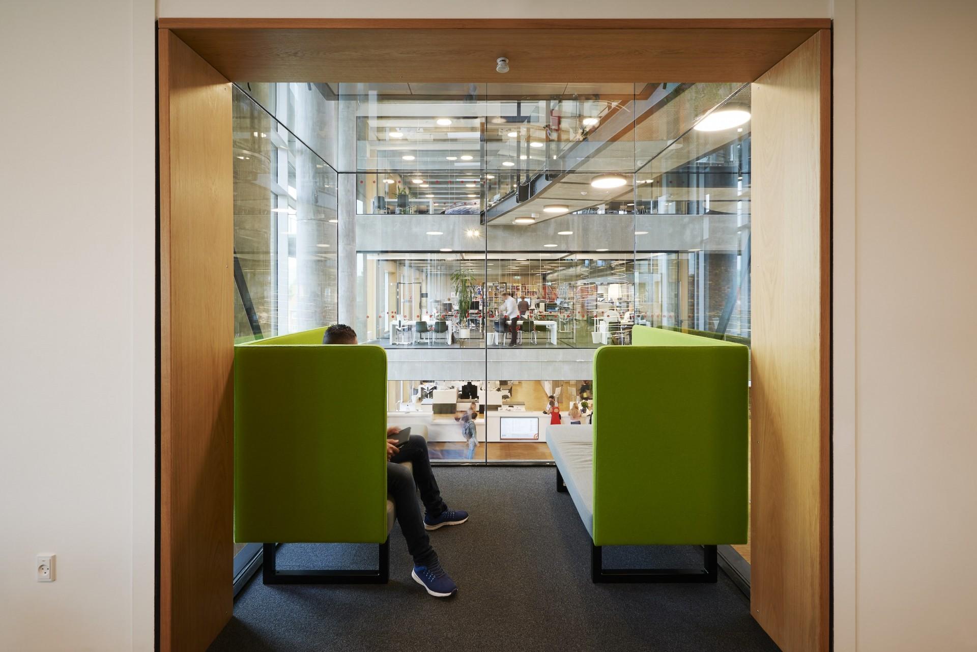 VUC Syd i Aabenraa har fået en tilbygning i den tidligere glødelampefabrik. Den østlige facede er bevaret, mens resten er revet ned. Foto: Martin Schubert.