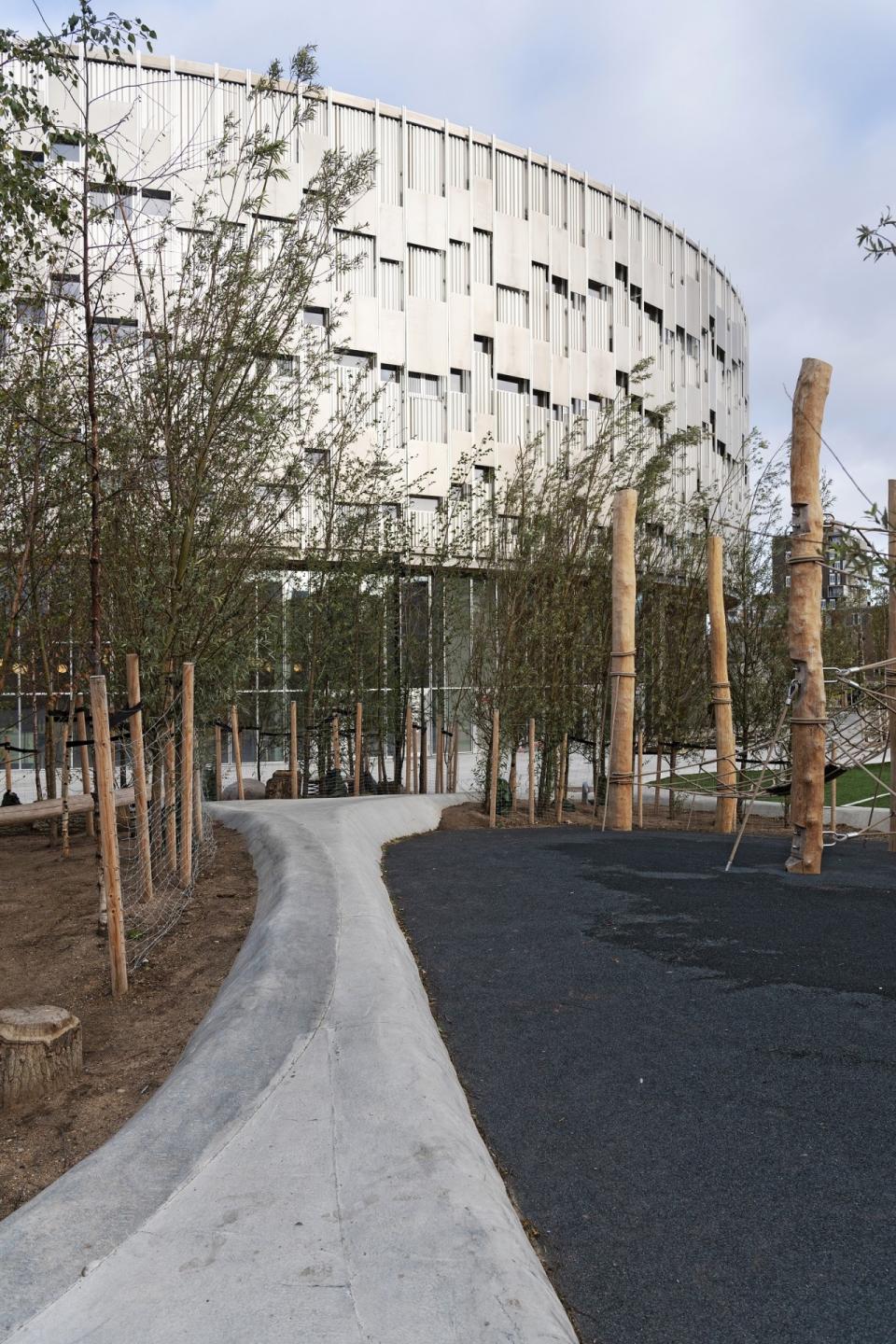 Skolen er hædret af flere anmeldere. Nu er det spændende, om den kan stå distencen i arkitektkonkurrencen Årets Skolebyggeri 2018. Foto: Rockfon.