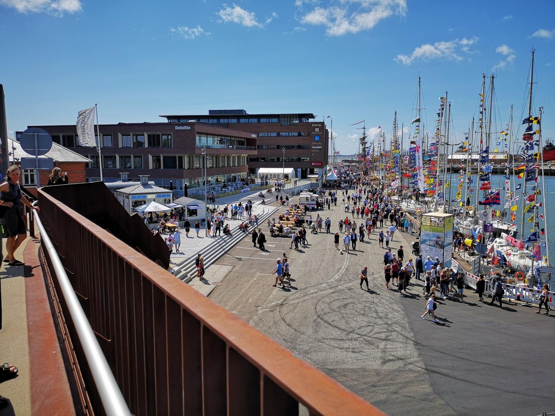 Esbjerg vinder Byplanprisen 2018. Havnen er blevet en del af samlet attraktivt byområde, som man nemt kan bevæge sig rundt i. Og bylivet blomstrer. Foto: Esbjerg Kommune.