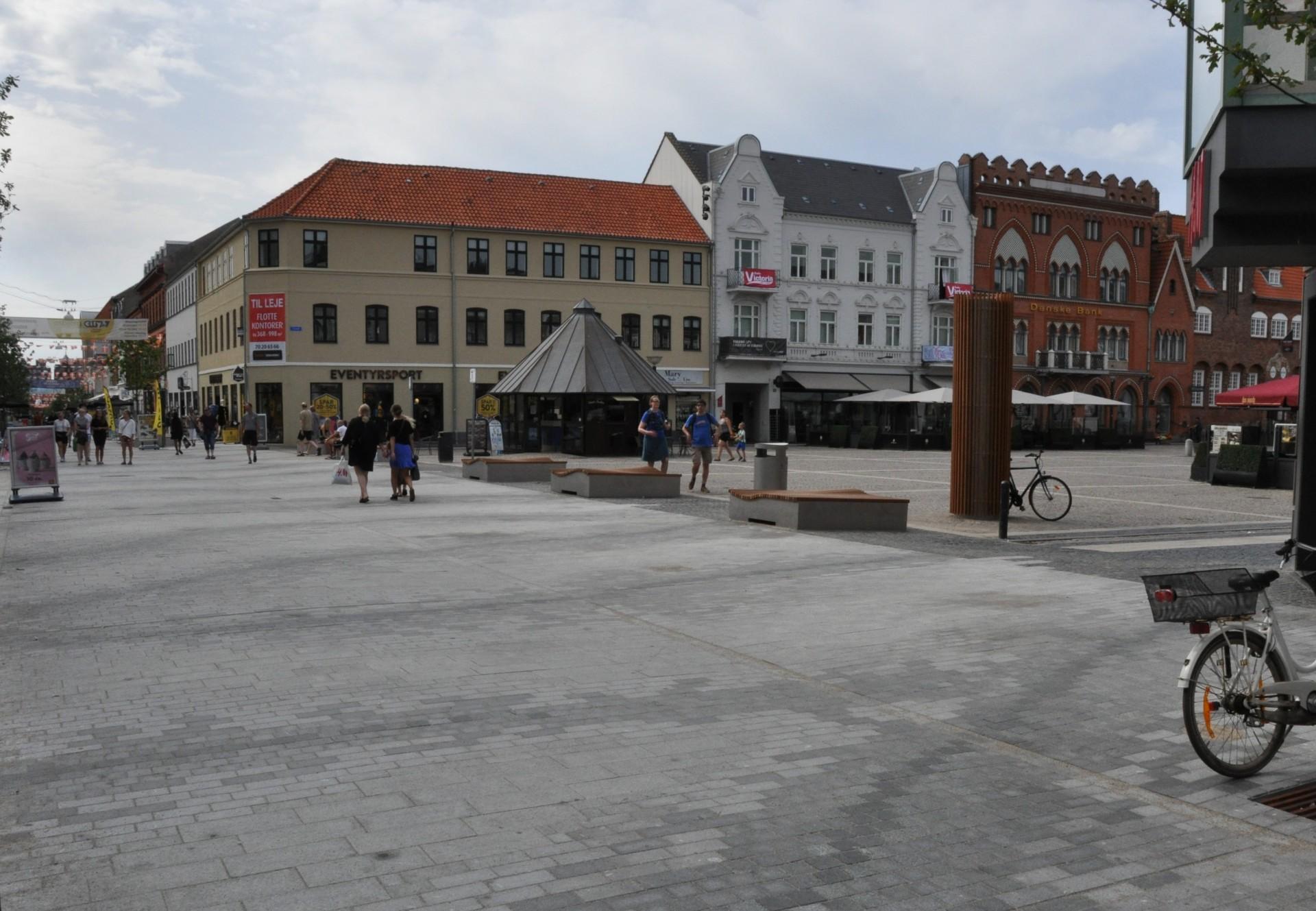 På Kongensgade i Esbjerg er Arkil-Stürup godt i gang med at lægge ny belægning i jetbrændt granit. Foto: Pressefoto.