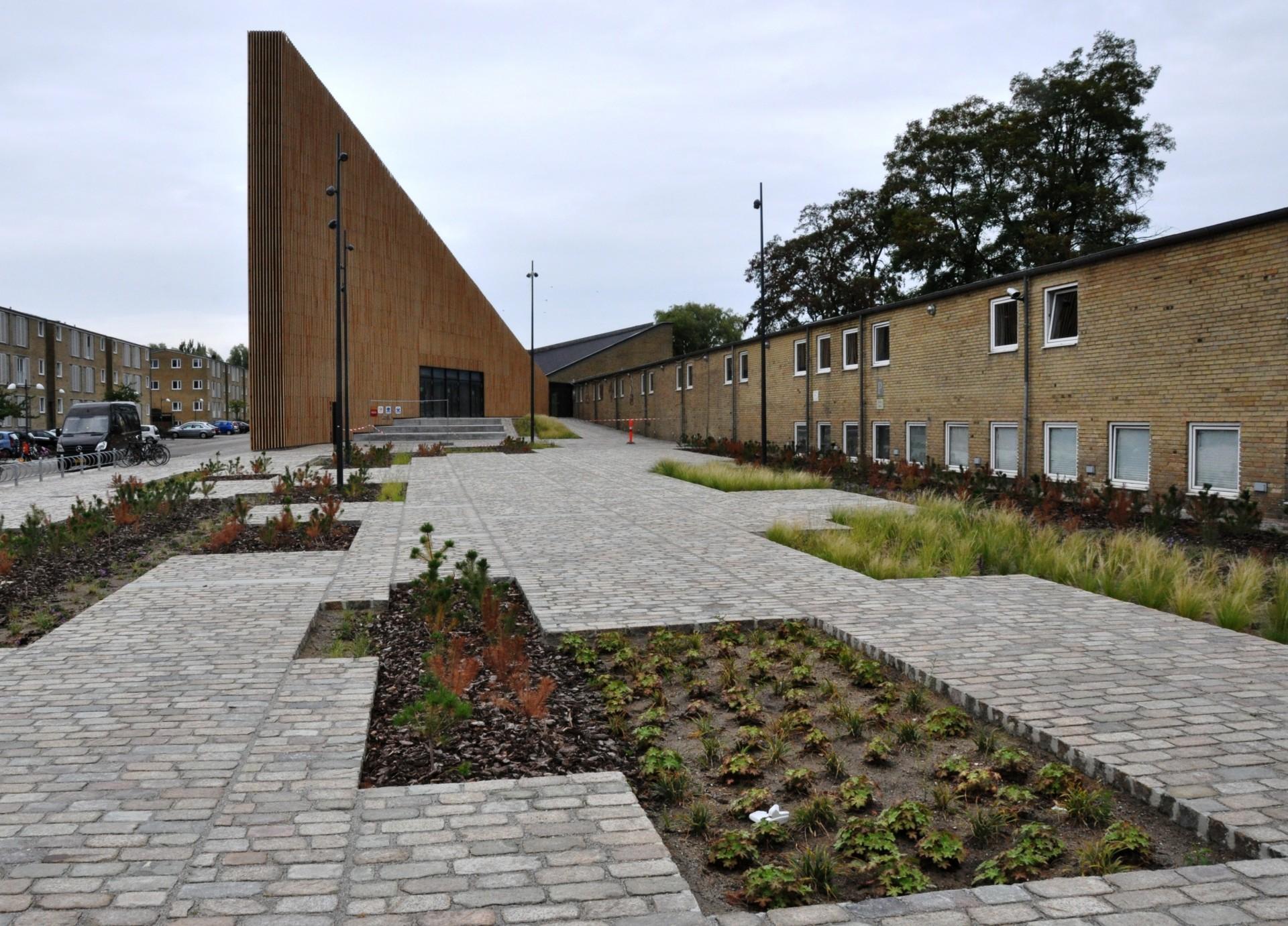 En af de mest unikke ting i brolægningen ved det nye bibliotek og kulturhus i Tingbjerg er, at det er lavet af originale engelske sten. Foto: Pressefoto.