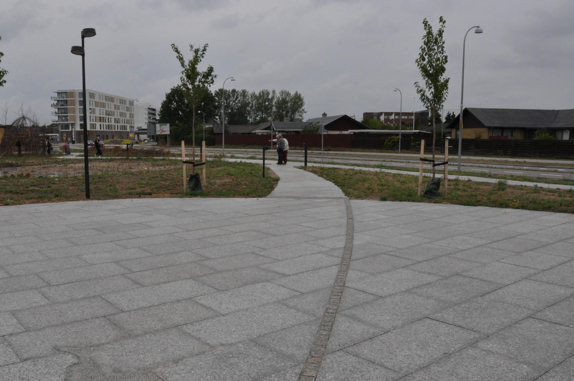 På den nye promenade i Vallensbæk har entreprenøren Scheller, Hougaard & Petersen skåret 1400 meter granitfliser. Foto: Pressefoto.