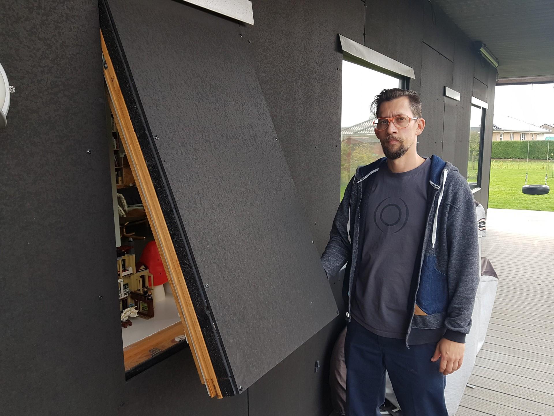 I huset er der ingen vinduer, som kan åbnes. Derfor har man af hensyn til brandmyndighederne skodder i stedet.  Foto: Thøger Raun.