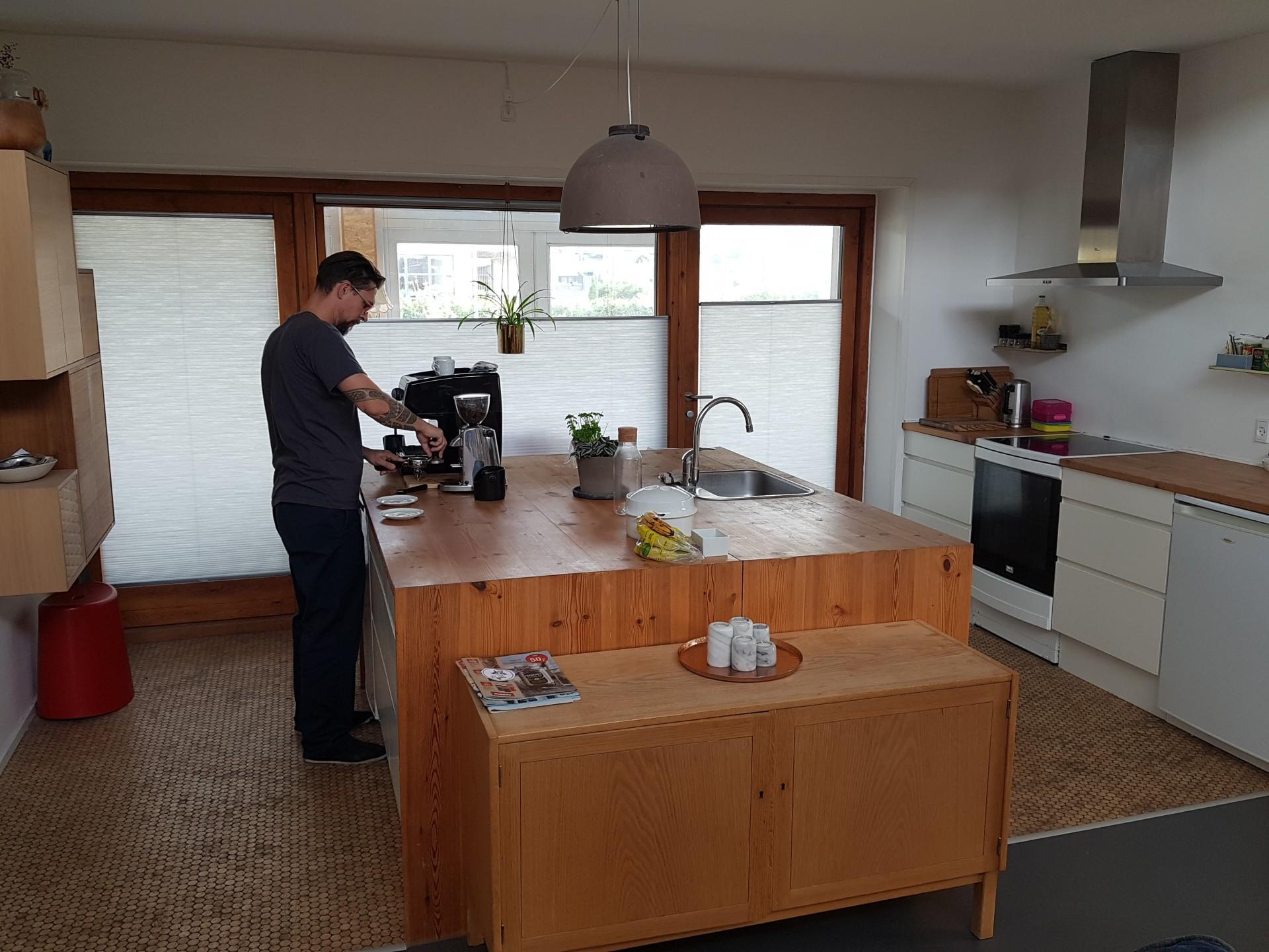 Thomas Storm har boet i Nyborg i tre år, men kom fra København. Her er han i gang med at male bønner til en ægte kop hipster-kaffe. Foto: Thøger Raun.