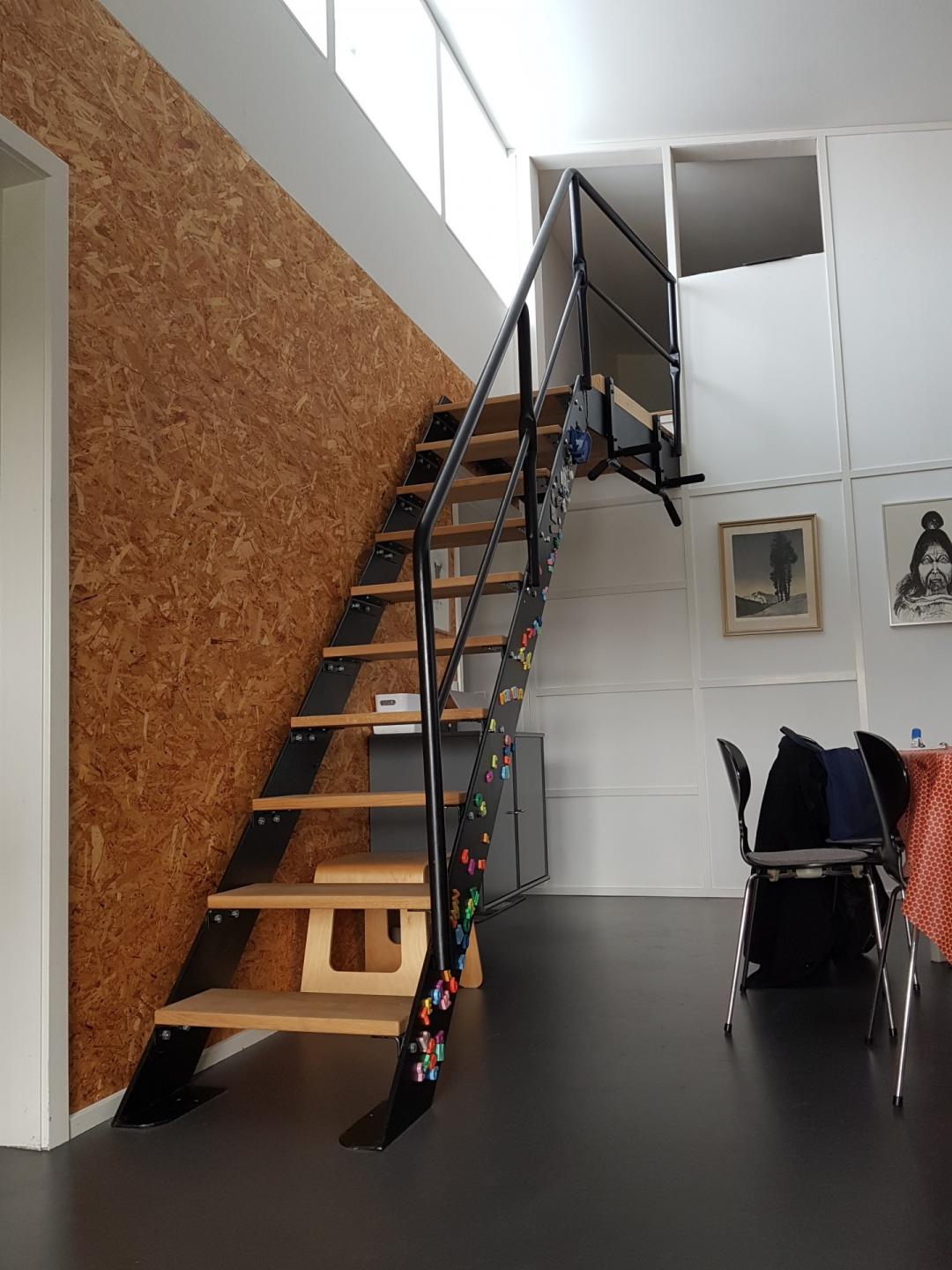 Trappen fulgte ikke med. Den har Thomas Storm selv sat ind, ligesom han har beklædt gulvet med grå linoleum. Foto: Thøger Raun.