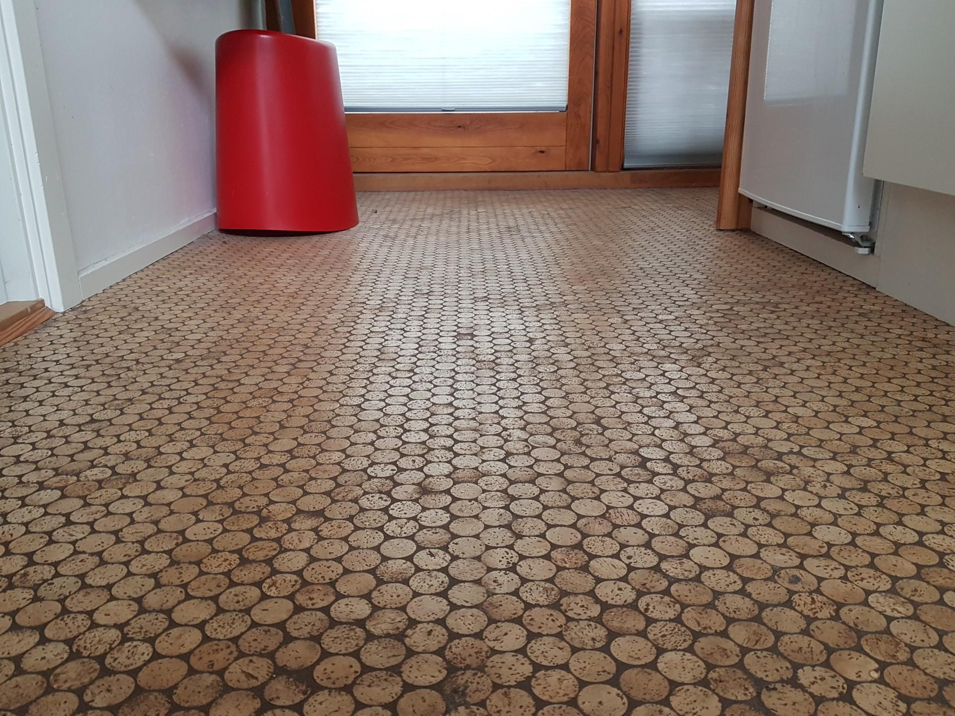 Gulvet i køkkenet er overskårne korkpropper. Genbrug og isolering går hånd i hånd. Foto: Thøger Raun.