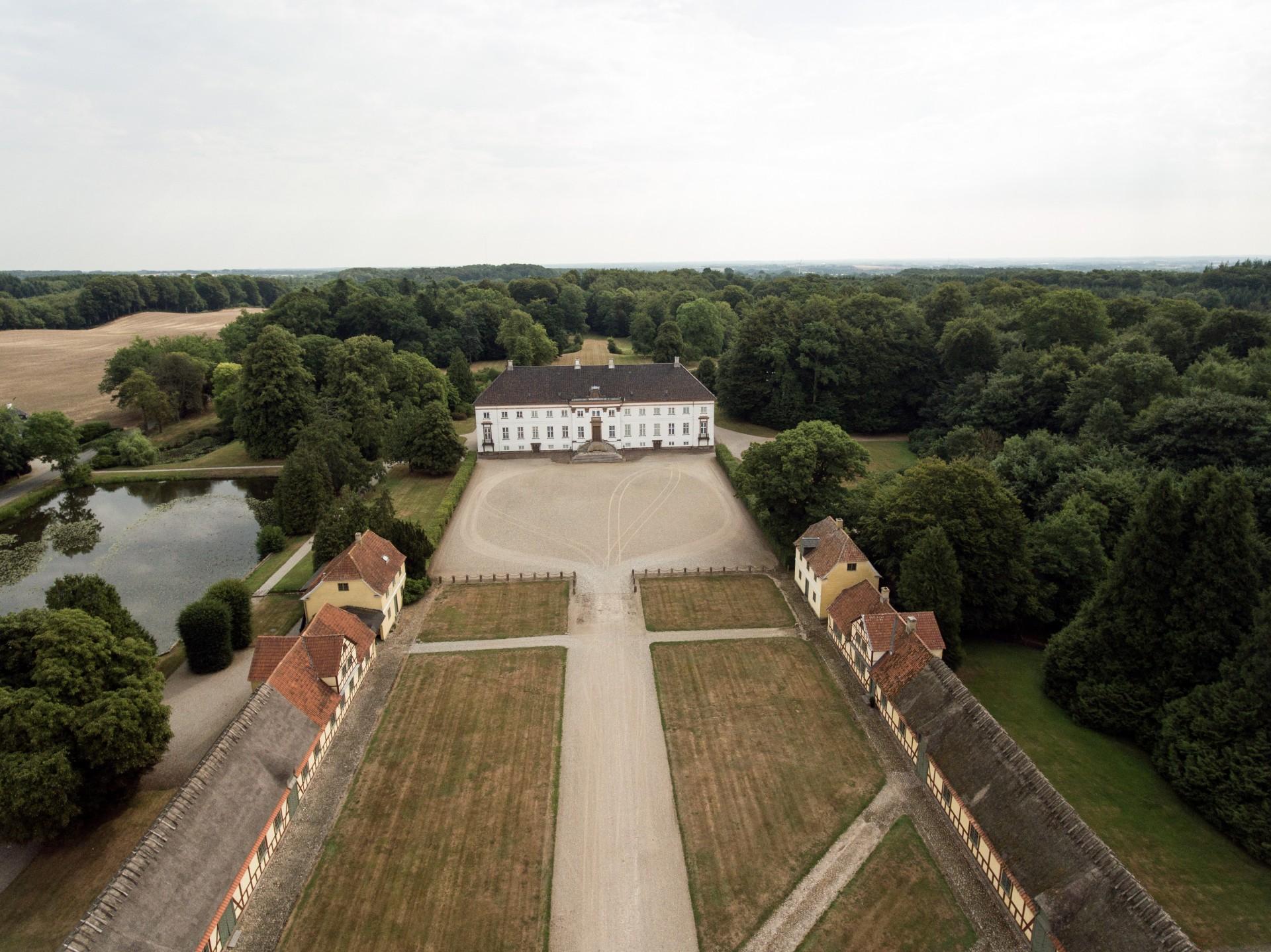 Krengerup Gods er en repræsentant for klassicismen i Danmark, og den nuværende hovedbygning er opført i 1772 af Hans Næss, en elev af den danske og franske hofarkitekt Nicolas-Henri Jardin. Foto: Historiske Huse.