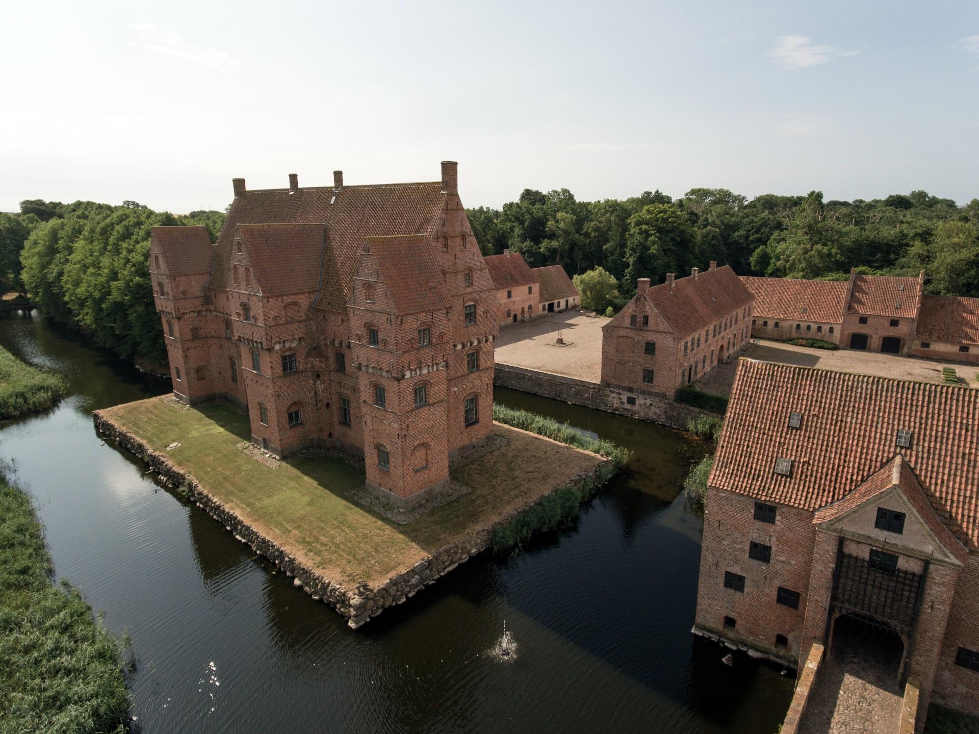 Borreby er en af de fem såkaldte herreborge i landet og det befæstede voldsted blev opført i 1556 af rigskansler Johan Friis, som også opførte Hesselagergaard ? en af de andre kandidater i konkurrencen. Foto: Historiske Huse.