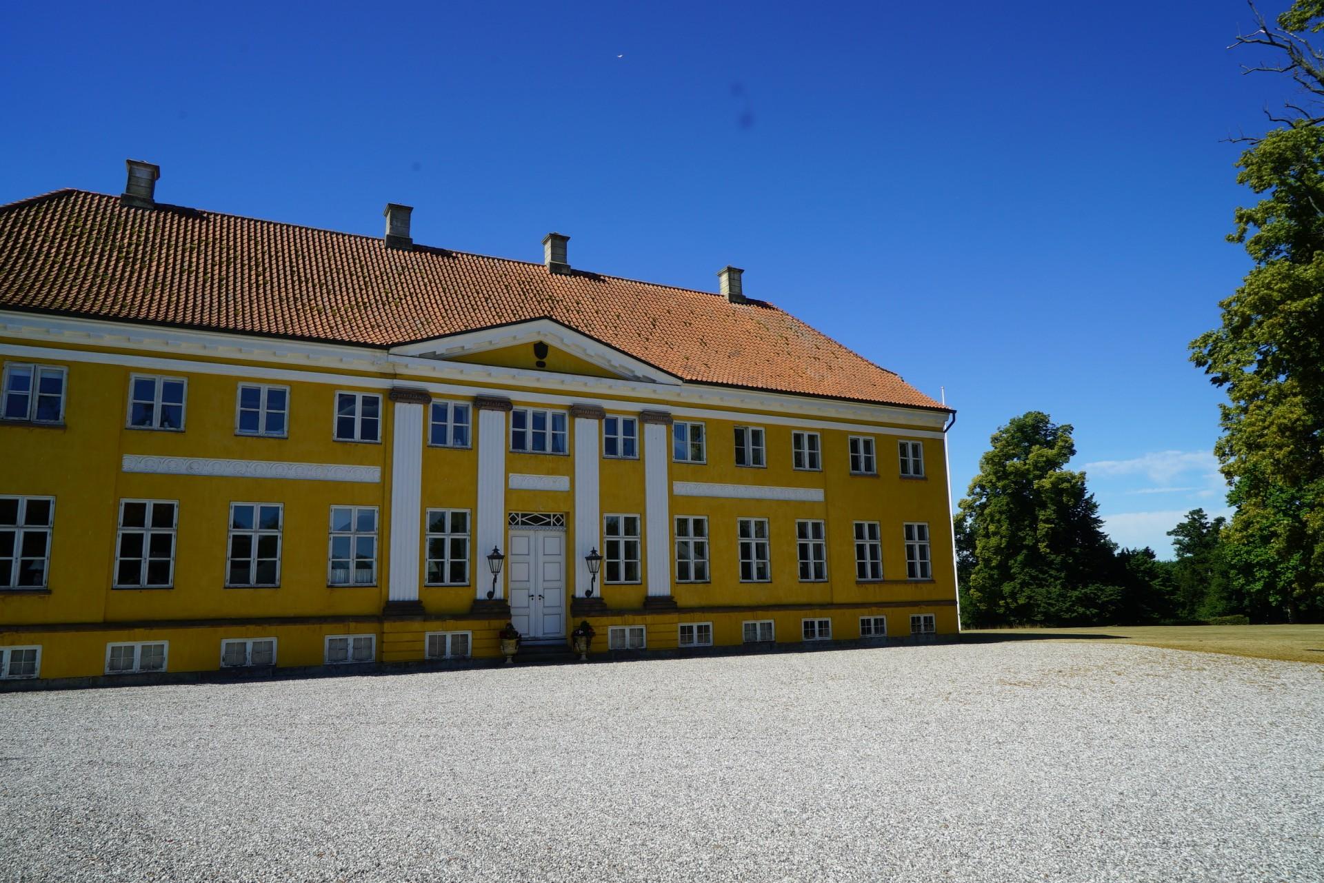 Ved bredden af Maribo Sø ligger Engestofte, som er en gammel kongsgård fra 1457, men den nuværende enkeltfløjede hovedbygning er fra 1805 og typisk for perioden. Foto: Historiske Huse.