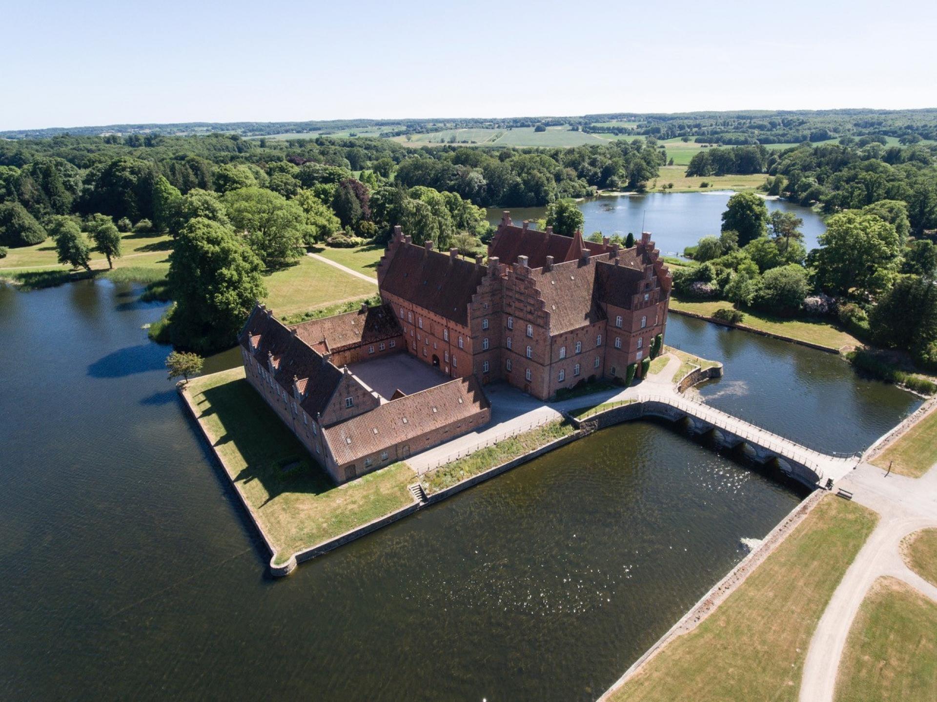 Det nuværende Gisselfeld blev grundlagt af Peder Oxe, der var Rigshofmester og byggede borgen fra 1547-1575. Foto: Historiske Huse.