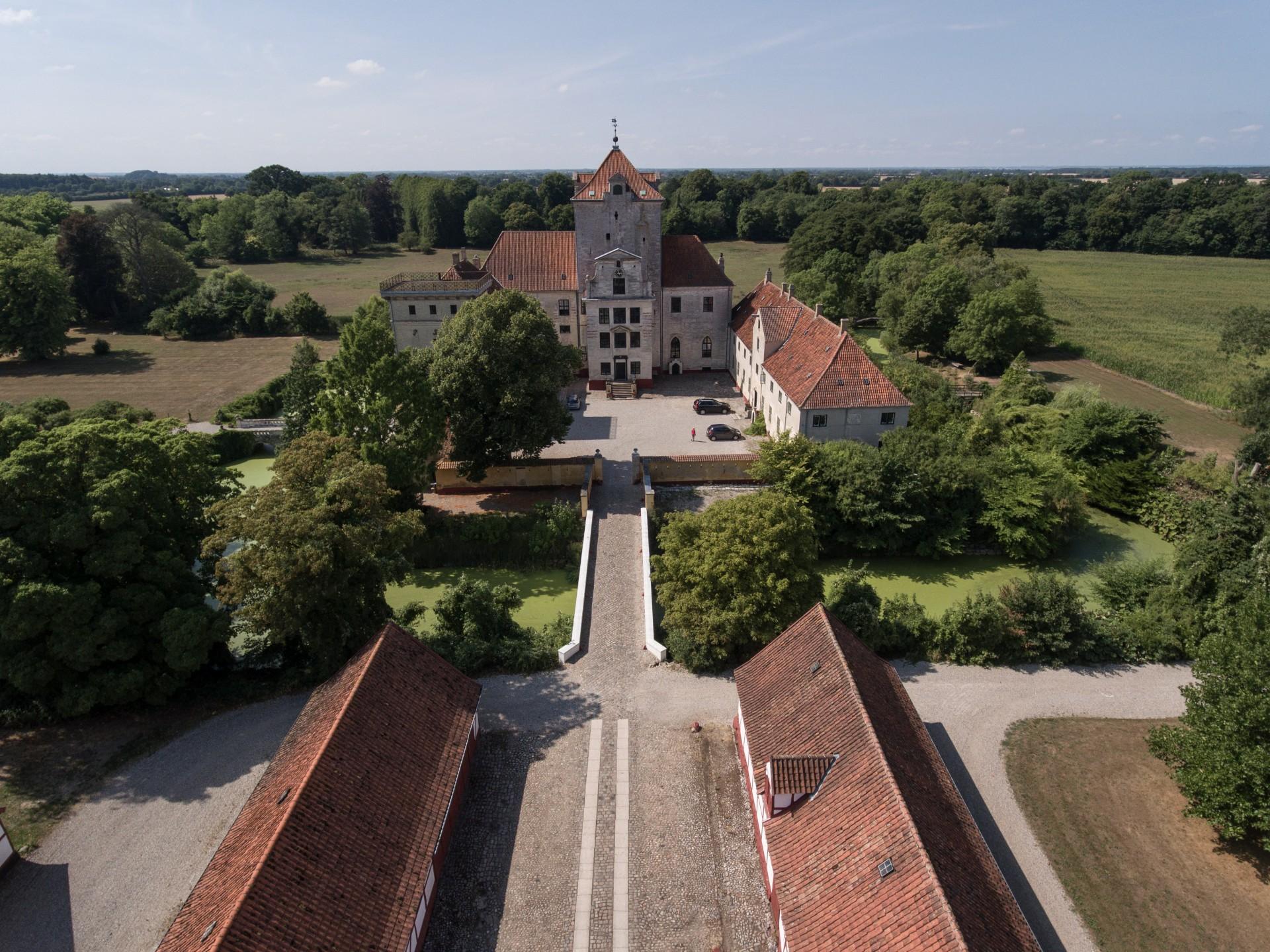 Gjorslev på Stevns er en middelalderborg og den eneste i Danmark, der stadig er beboet. Borgen består af det 30 meter høje tårn og de fire fløje i korsbygningen. Foto: Historiske Huse.