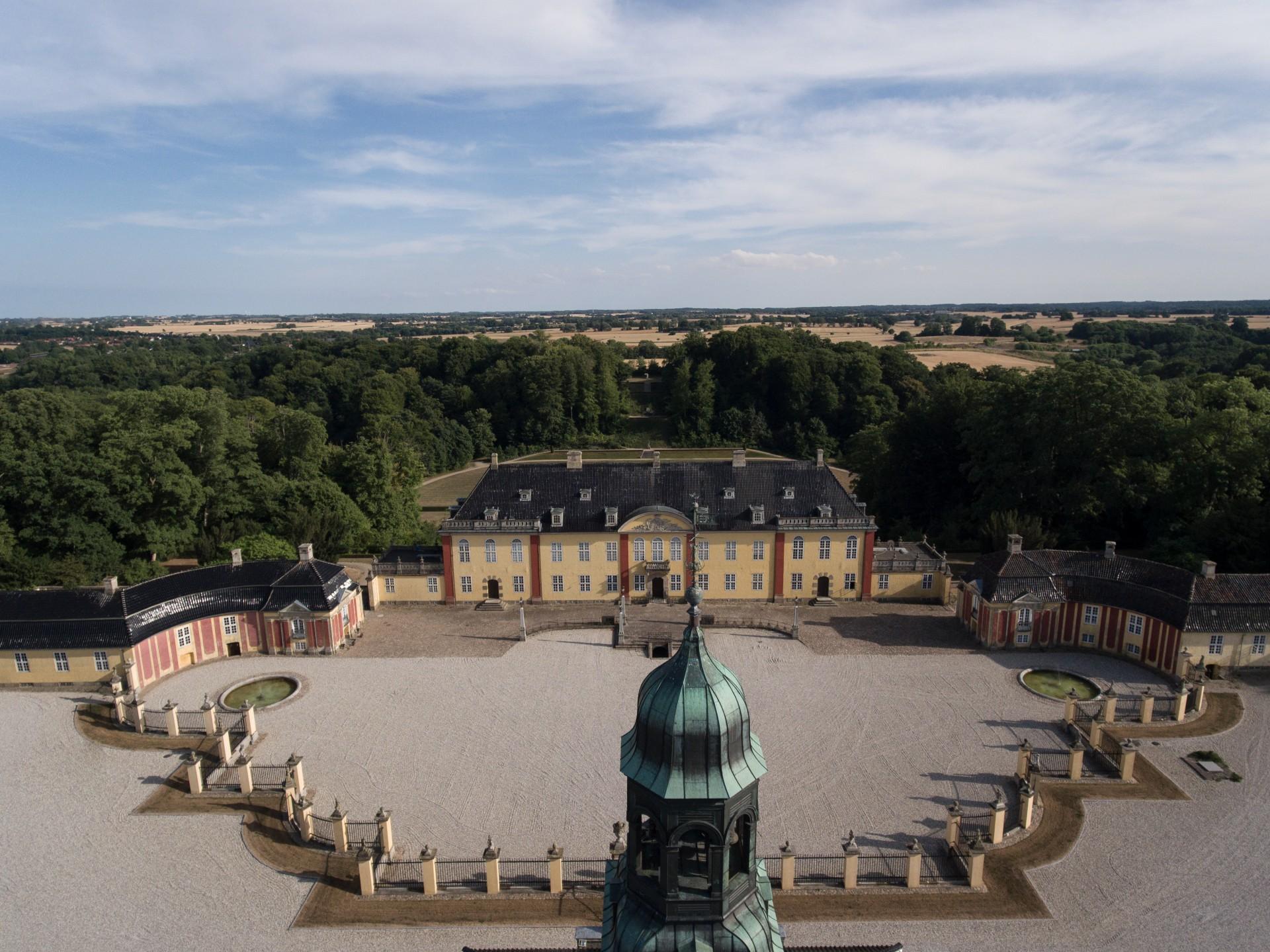 Ledreborg Slot blev bygget i 1740-1745 af Lensgreve Johan Ludvig Holstein-Ledreborg, den daværende leder af Det Danske Kancelli under Christian VI, og danner i dag ramme om DRs slotskoncerter. Foto: Historiske Huse.