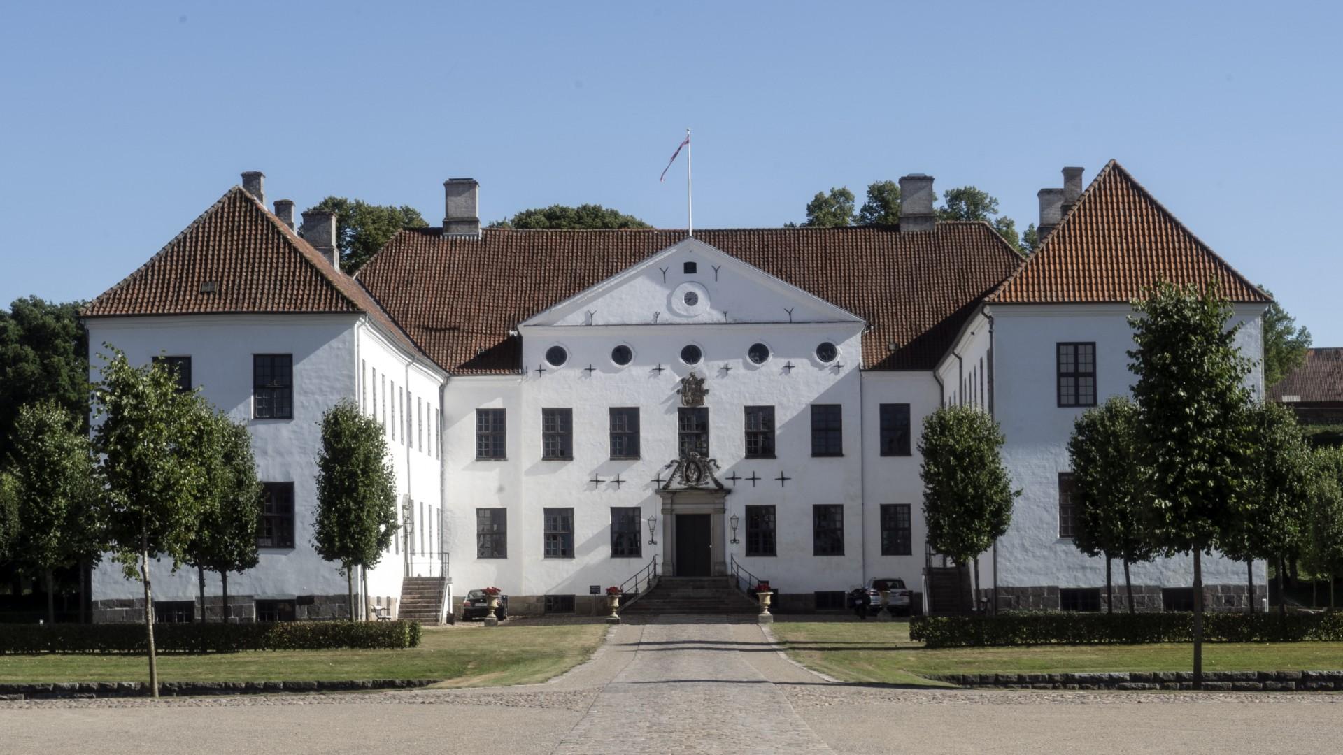 Syd for Randers ligger Clausholm, et af de bedst bevarede barokanlæg herhjemme, med en hovedbygning fra 1686. Foto: Historiske Huse.