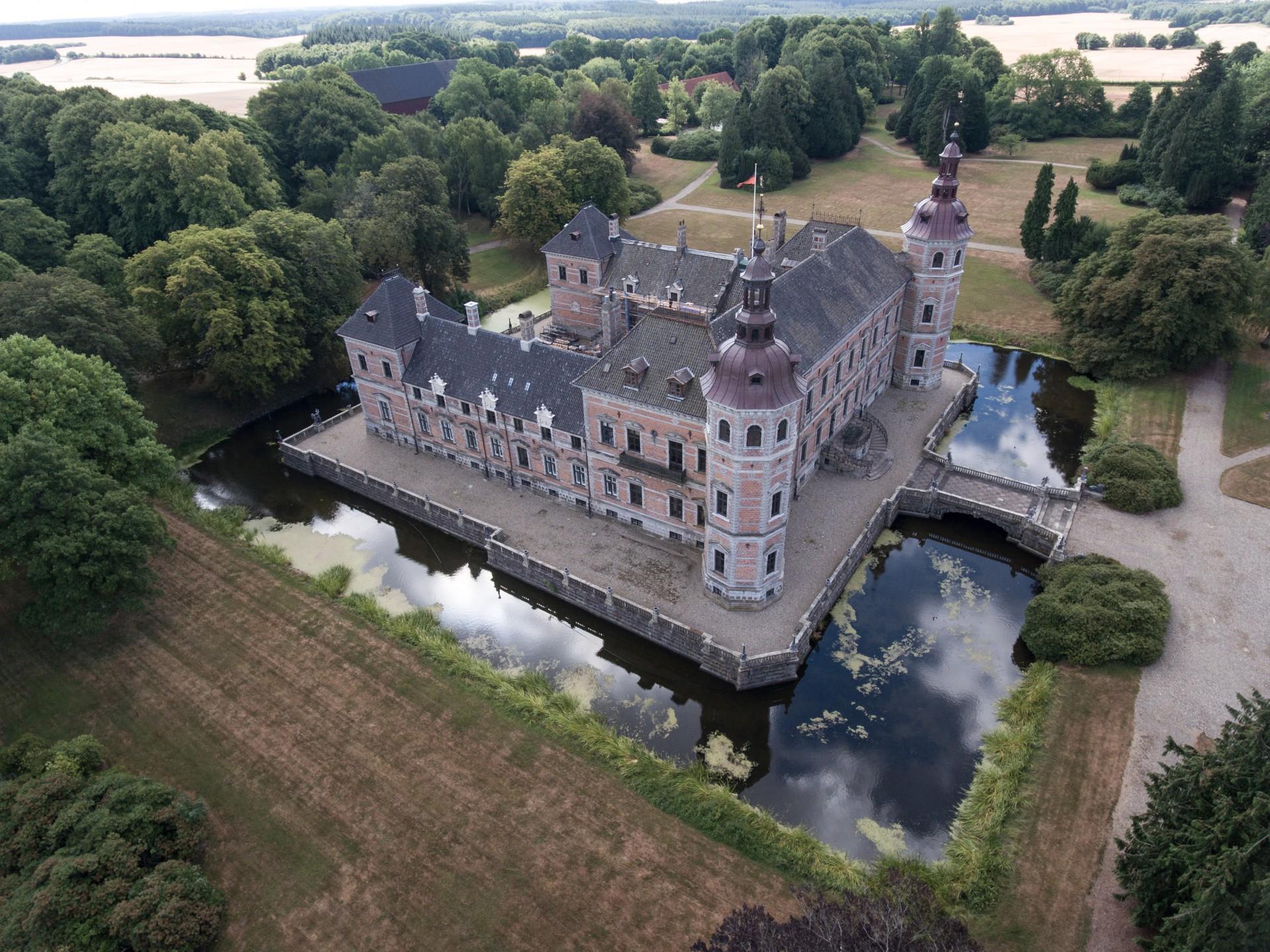 Ved Hammel i Østjylland ligger Frijsenborg, som er en  herregård bygget i såkaldt historicistisk stil. Her skabte arkitekt Ferdinand Meldahl mellem 1859 og 1867 en hovedbygning i renæssance stil. Foto: Historiske Huse.